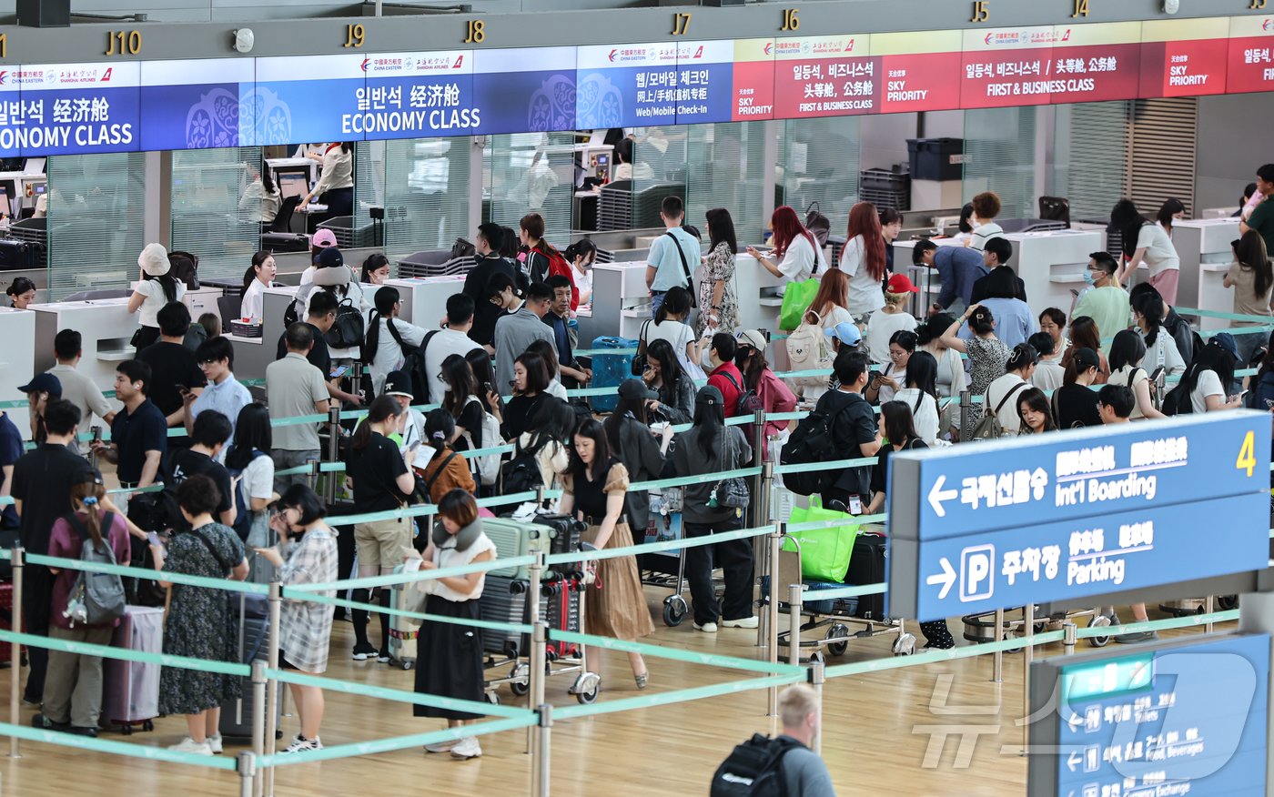 여름 휴가철인 16일 인천국제공항 1터미널에서 해외로 떠나는 여행객들이 수속을 위해 기다리고 있다. 2024.7.16/뉴스1 ⓒ News1 김도우 기자