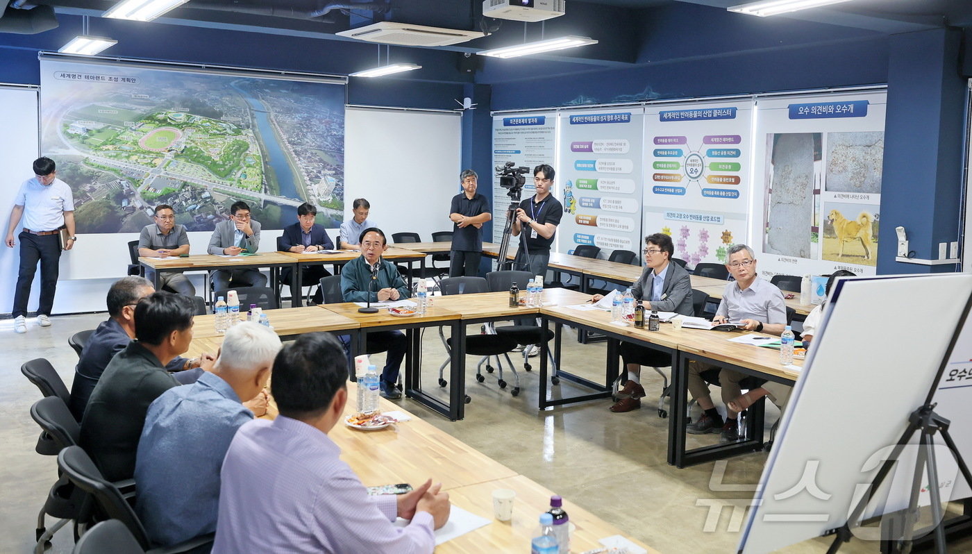 16일 심민 전북자치도 임실군수가 세계명견테마랜드 등 오수의견관광지의 주요 사업추진 상황을 현장에서 점검을 하고 있다.&#40;임실군제공&#41;2024.7.16/뉴스1