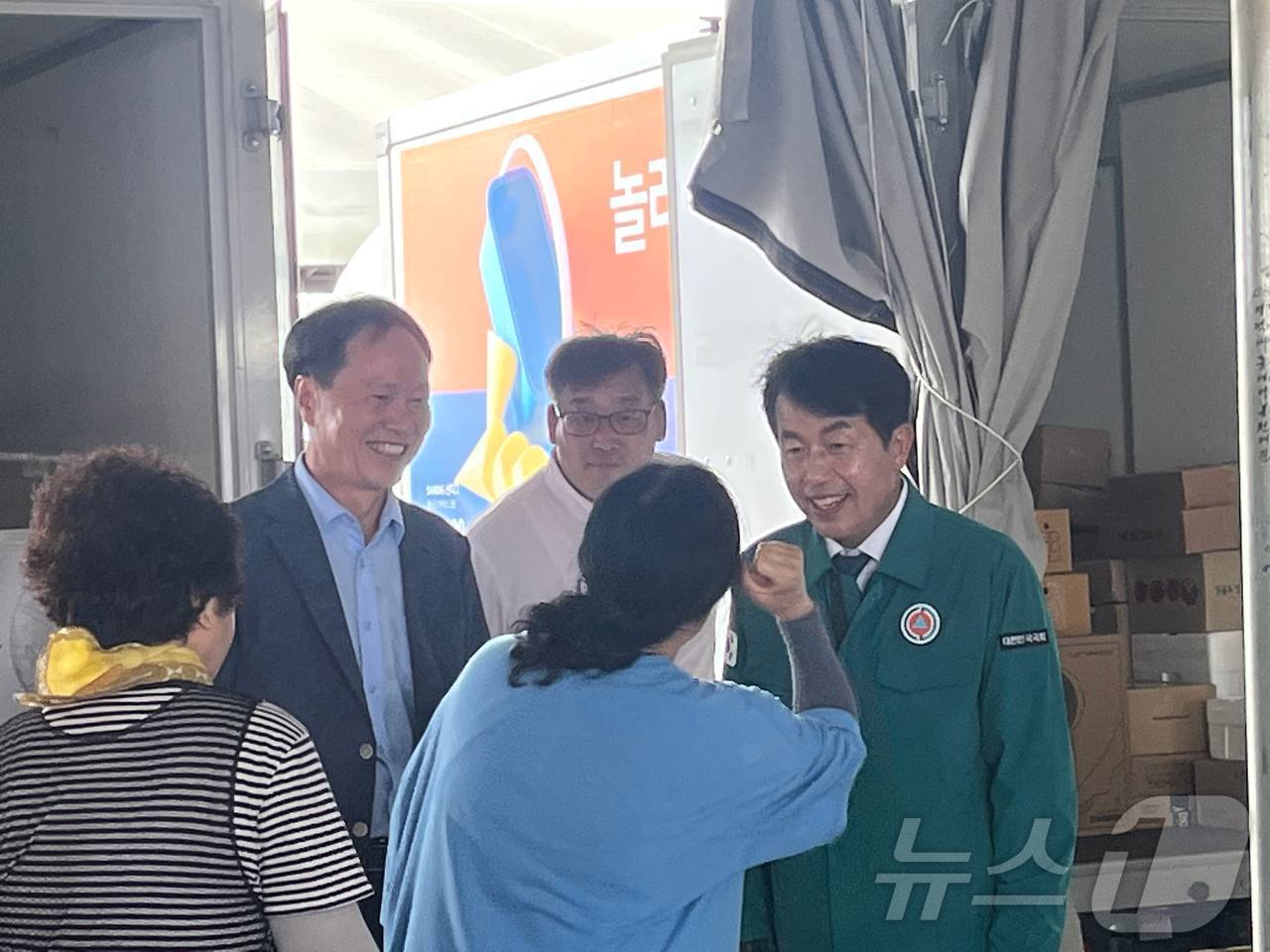 본문 이미지 - 진보당 울산시당이 지난 7월 초부터 2주간 '폭우 폭염 대비 1호 민생활동'을 진행했다. 윤종오 국회의원과 방석수 시당위원장이 택배 분류현장에서 택배노동자들의 민원을 청취하고 있다.(진보당 울산시당 제공)