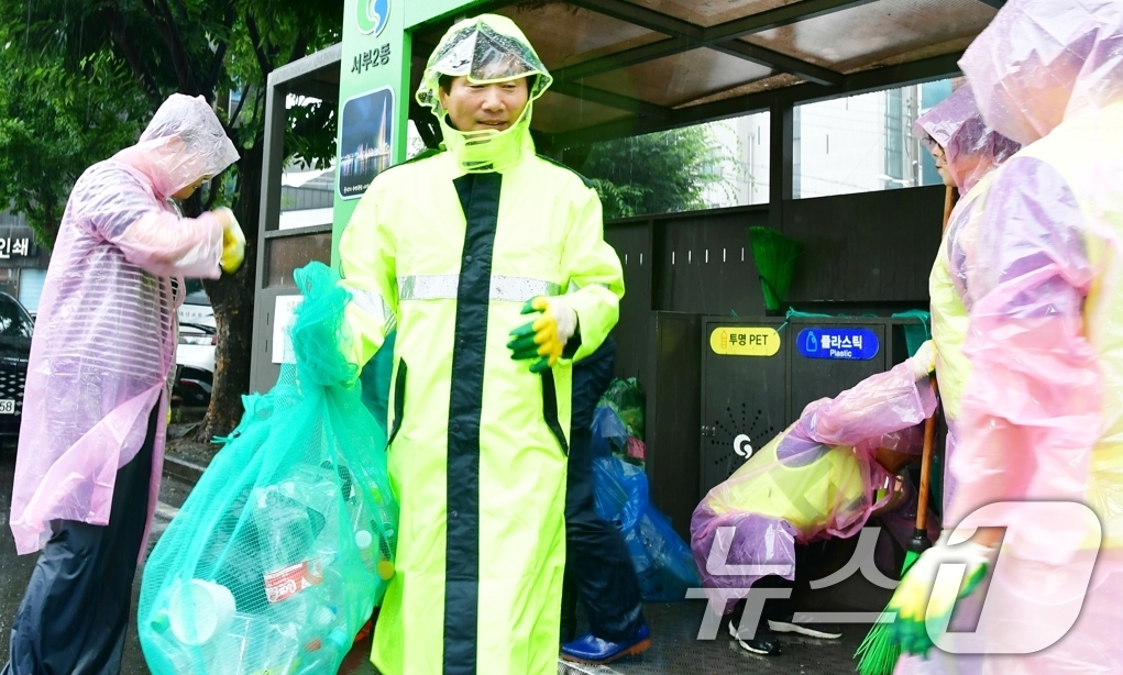 (경산=뉴스1) 정우용 기자 = 조현일 경산시장이 민선8기 취임 2주년을 맞아 16일 오전 경북 경산시 서부2동에서 환경관리원들과 쓰레기 수거와 재활용품 정리작업을 하고 있다.조 …