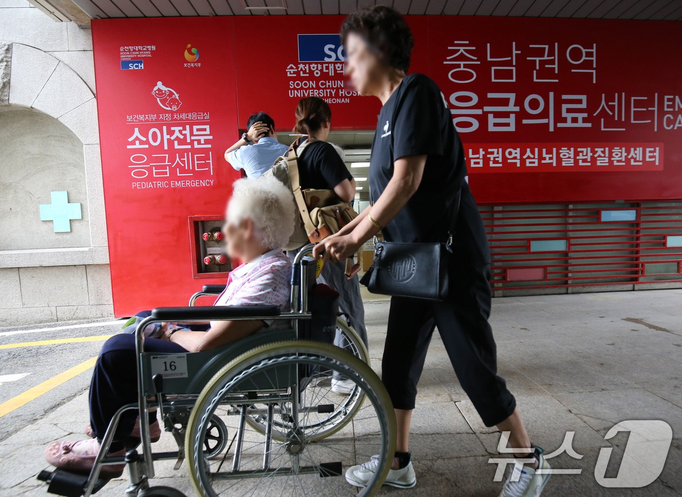 (천안=뉴스1) 김기태 기자 = 16일 순천향대 천안병원 응급의료센터가 의료진 부족으로 운영이 중단된 가운데 시민들이 응급의료센터를 나오고 있다. 2024.7.16/뉴스1