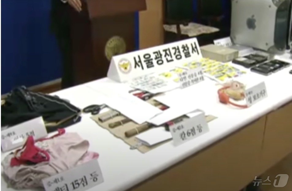 본문 이미지 -  바바리맨 이대영의 차안에서 발견된 여성속옷, 흉기, 신분증 등. (MBN 갈무리) ⓒ 뉴스1