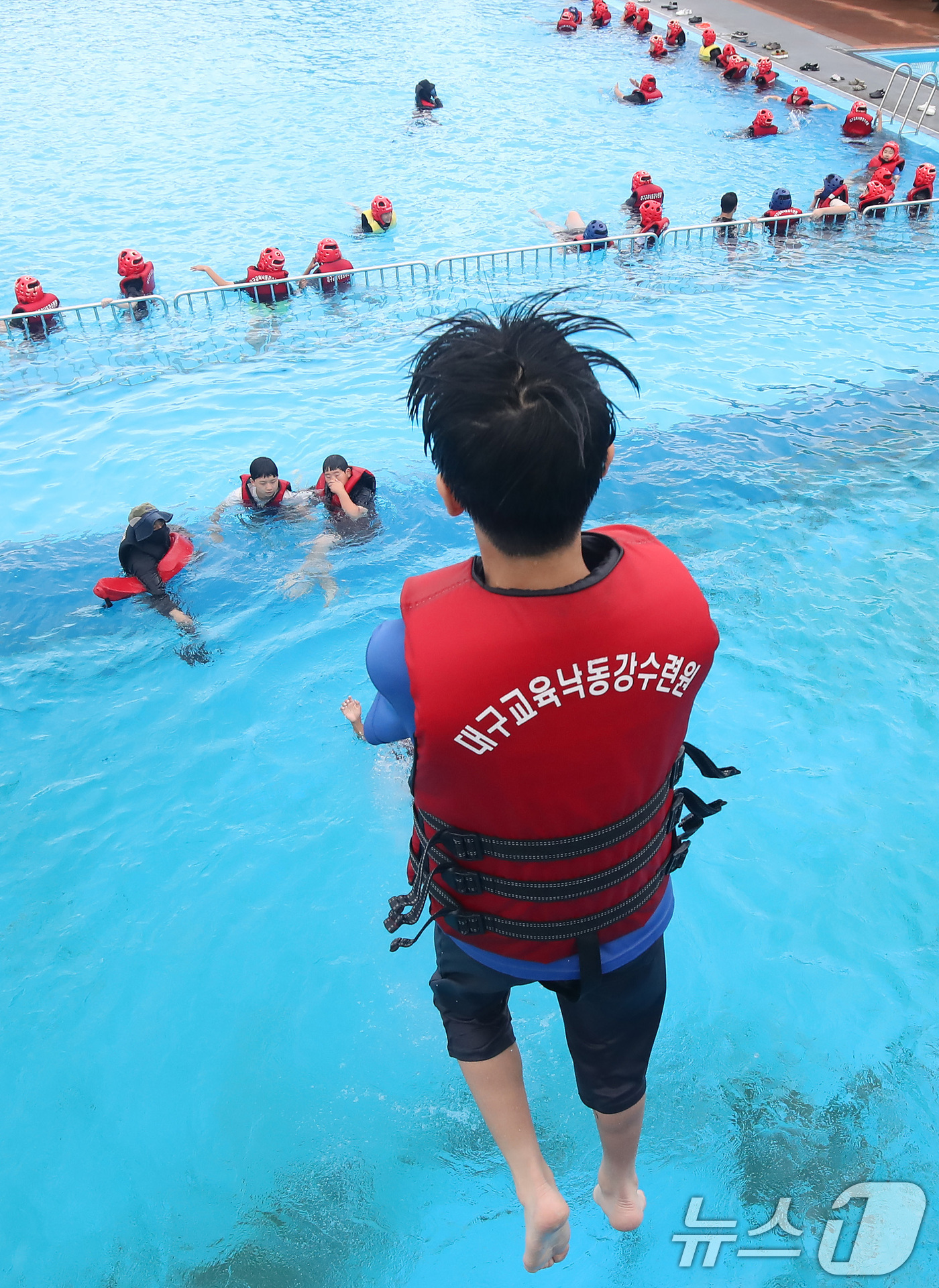 (대구=뉴스1) 공정식 기자 = 여름방학을 앞둔 16일 대구 달성군 대구교육낙동강수련원 수상안전체험장에서 영남중 학생들이 선박 탈출 체험을 하고 있다. 2024.7.16/뉴스1