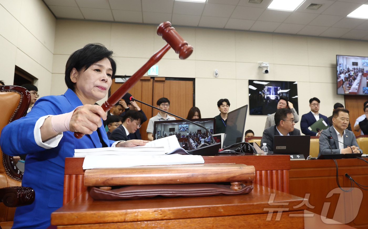 최민희 국회 과학기술정보방송통신위원장이 16일 서울 여의도 국회에서 열린 과방위 전체회의에서 이진숙 방송통신위원장 후보자에 대한 인사청문회 실시 계획안 가결을 알리며 의사봉을 두드리고 있다.  2024.7.16/뉴스1 ⓒ News1 김민지 기자