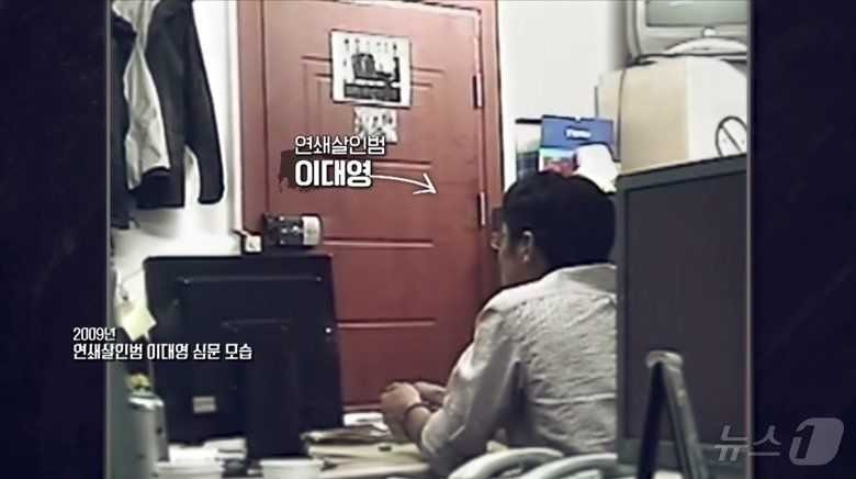 본문 이미지 -  2009년 9월 27일 서울 광진경찰서에서 심문을 받고 있는 이대영 모습. (KNN 갈무리) ⓒ 뉴스1