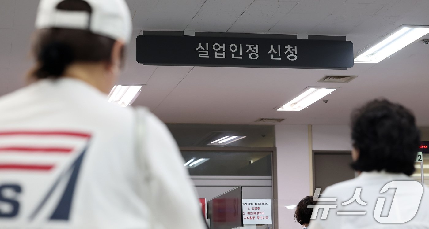 본문 이미지 -  사진은 16일 서울 마포구 서울서부고용복지플러스센터를 찾은 구직자들이 실업급여 상담을 기다리는 모습. 2024.7.16/뉴스1 ⓒ News1 김성진 기자