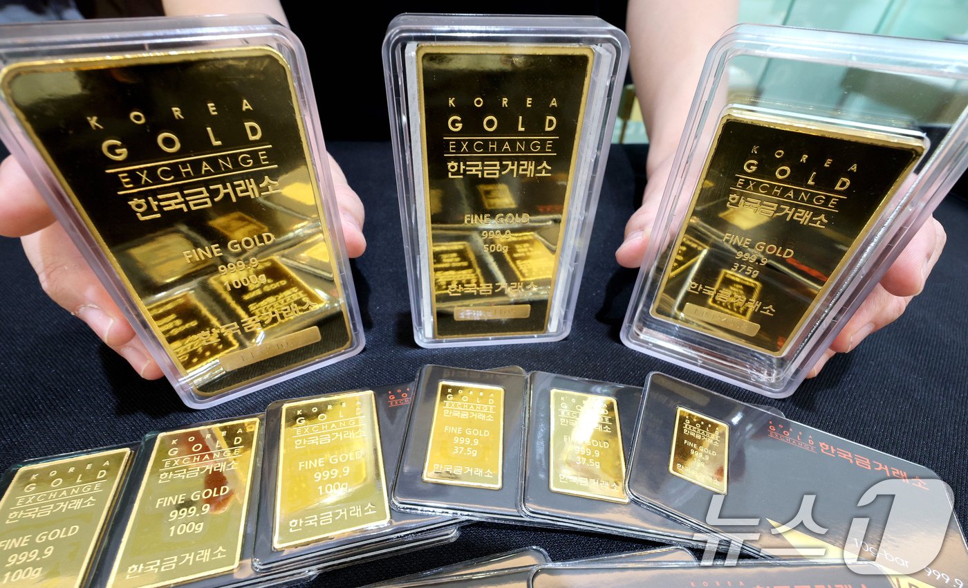 본문 이미지 - 16일 오후 서울 종로구에 위치한 한국금거래소에서 직원이 골드바 제품을 정리하고 있다.  2024.7.16/뉴스1 ⓒ News1 장수영 기자