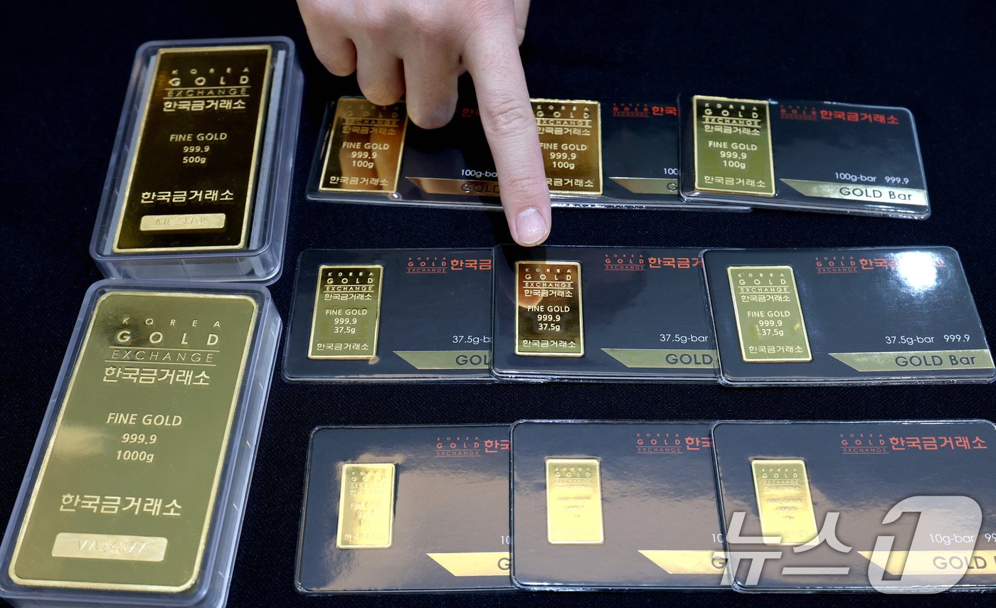 본문 이미지 - 16일 오후 서울 종로구에 위치한 한국금거래소에서 직원이 골드바 제품을 정리하고 있다.  2024.7.16/뉴스1 ⓒ News1 장수영 기자