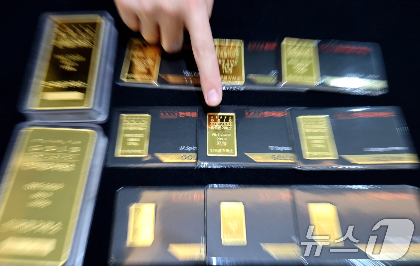 본문 이미지 - 16일 오후 서울 종로구에 위치한 한국금거래소에서 직원이 골드바 제품을 정리하고 있다..2024.7.16/뉴스1 ⓒ News1 장수영 기자