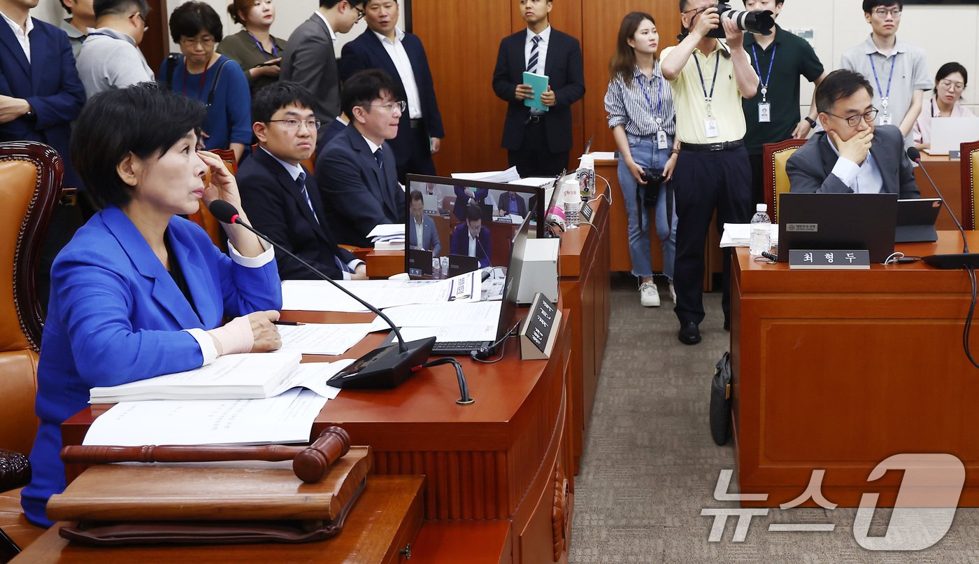 본문 이미지 - 최민희 국회 과학기술정보방송통신위원장이 16일 서울 여의도 국회에서 열린 과방위 전체회의에서 이진숙 방송통신위원장 후보자에 대한 인사청문회 실시 계획안에 대한 의원들의 발언을 듣고 있다. 오른쪽은 여당 간사인 최형두 국민의힘 의원. 2024.7.16/뉴스1 ⓒ News1 김민지 기자