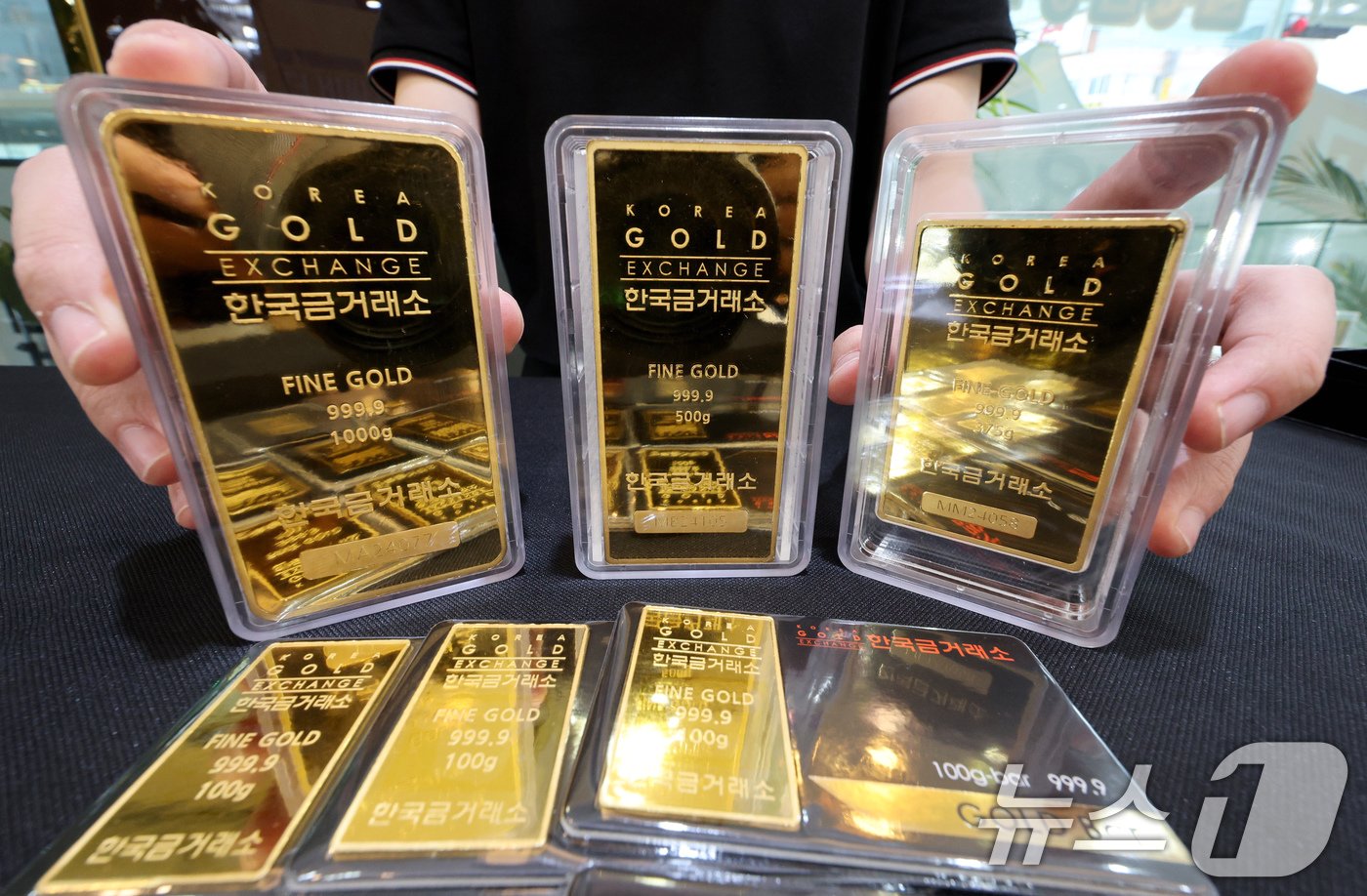 본문 이미지 - 16일 오후 서울 종로구에 위치한 한국금거래소에서 직원이 골드바 제품을 정리하고 있다. 2024.7.16/뉴스1 ⓒ News1 장수영 기자
