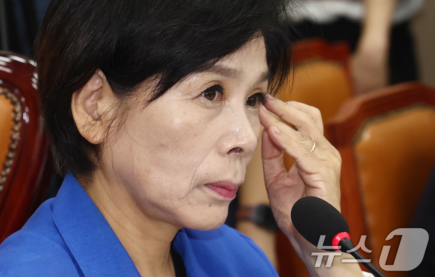 본문 이미지 - 최민희 국회 과학기술정보방송통신위원장이 16일 서울 여의도 국회에서 열린 과방위 전체회의에서 이진숙 방송통신위원장 후보자에 대한 인사청문회 실시 계획안에 대한 의원들의 발언을 듣고 생각에 잠겨 있다. 2024.7.16/뉴스1 ⓒ News1 김민지 기자