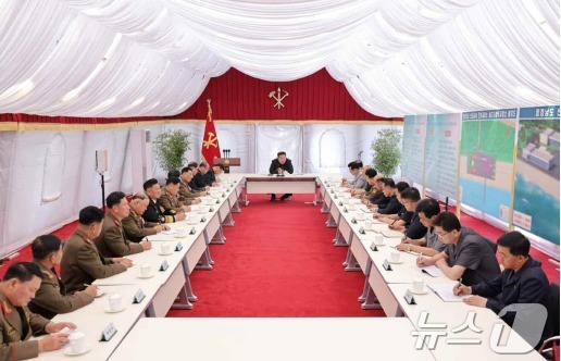 (평양 노동신문=뉴스1) = (평양 노동신문=뉴스1) = 북한 노동당 기관지 노동신문은 16일 김정은 당 총비서가 함경남도 신포시 바닷가 양식 사업소 건설 준비사업을 현지에서 지도 …