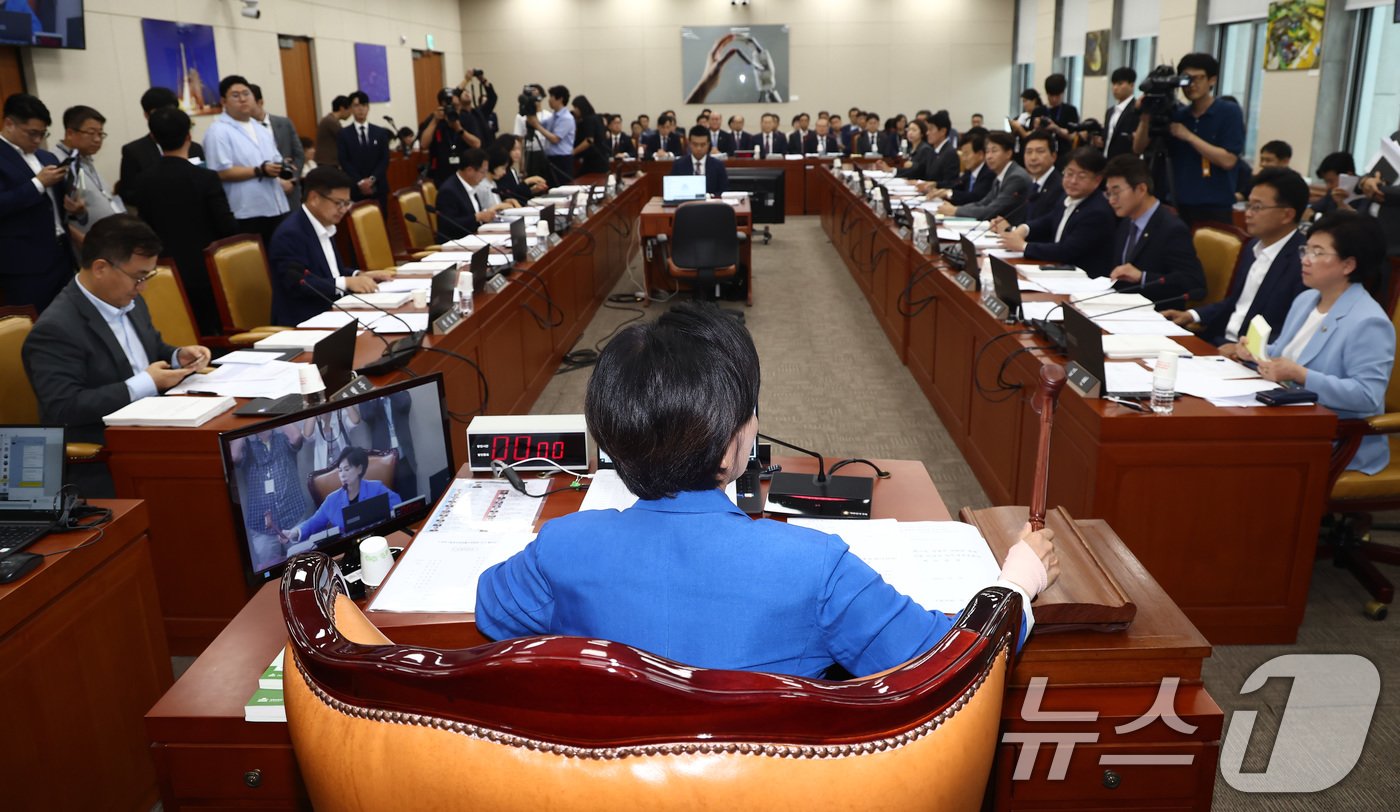 본문 이미지 - 최민희 국회 과학기술정보방송통신위원장이 16일 서울 여의도 국회에서 열린 과방위 전체회의에서 의사봉을 두드리고 있다. 이날 회의에서는 이진숙 방통위원장 후보 인사청문회를 오는 24~25일 이틀간 실시하기로 했다. 2024.7.16/뉴스1 ⓒ News1 김민지 기자