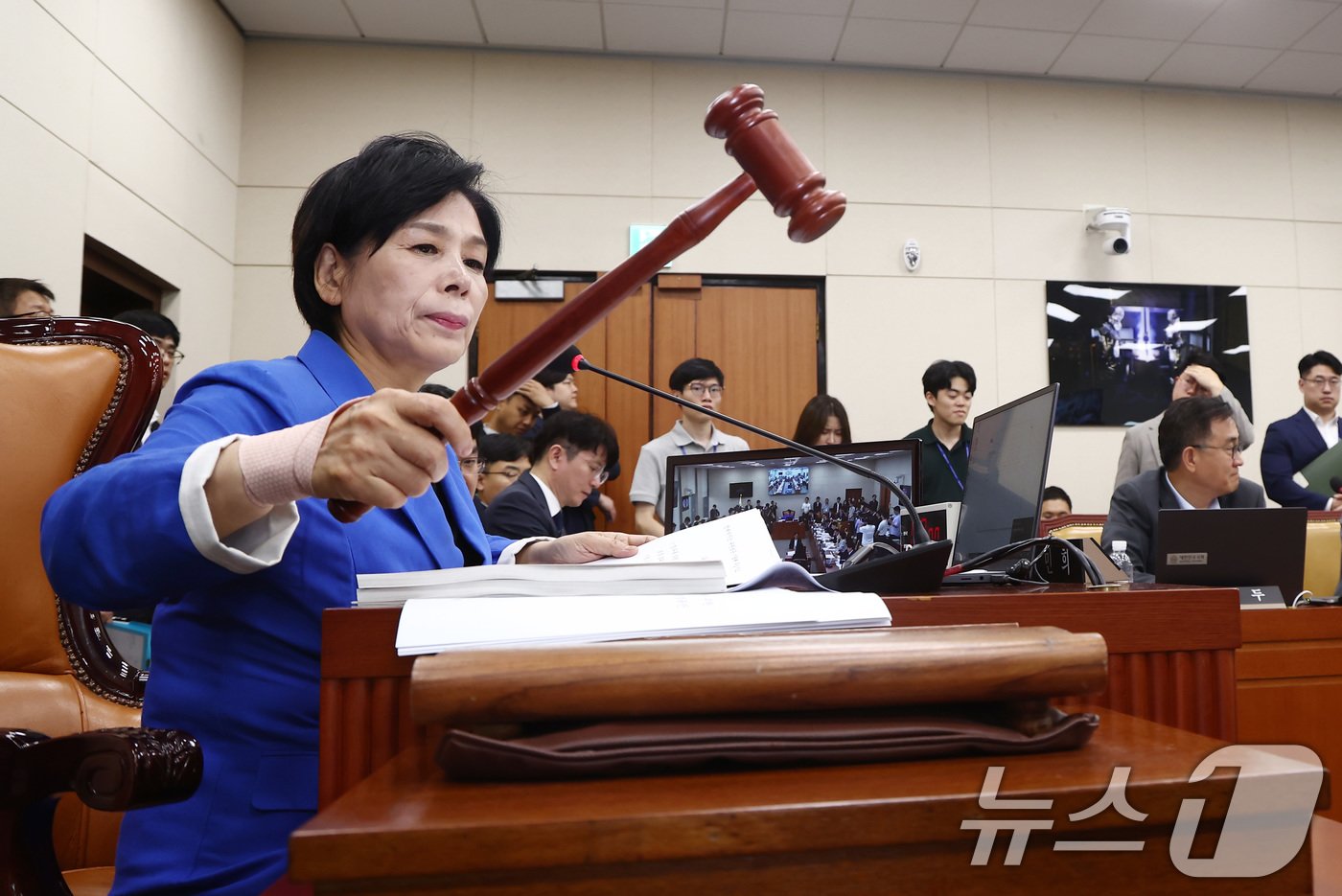 본문 이미지 - 최민희 국회 과학기술정보방송통신위원장이 16일 서울 여의도 국회에서 열린 과방위 전체회의에서 이진숙 방송통신위원장 후보자에 대한 인사청문회 실시 계획안 가결을 알리며 의사봉을 두드리고 있다. 이날 회의에서는 이진숙 방통위원장 후보 인사청문회를 오는 24~25일 이틀간 실시하기로 했다. 2024.7.16/뉴스1 ⓒ News1 김민지 기자