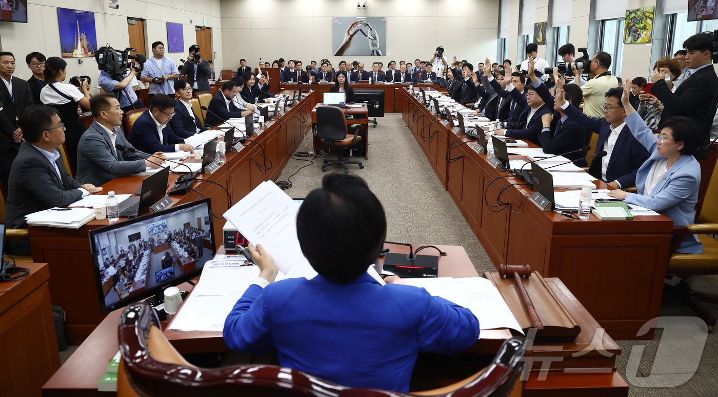 16일 서울 여의도 국회에서 열린 과학기술정보방송통신위원회 전체회의에서 더불어민주당 위원들이 이진숙 방송통신위원장 후보자에 대한 인사청문회 실시 계획안에 찬성하고 있다. 2024.7.16/뉴스1 ⓒ News1 김민지 기자