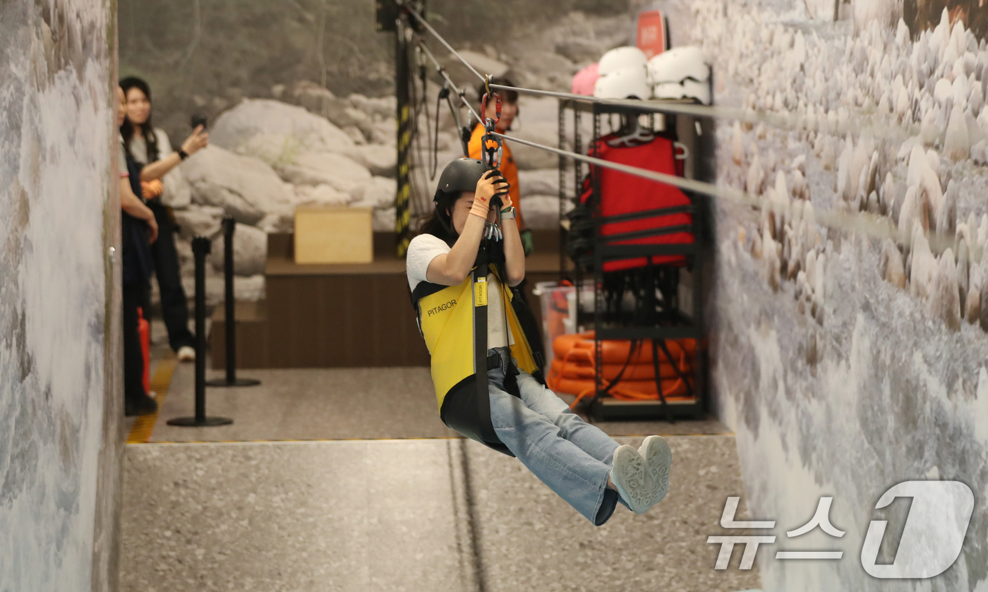 (오산=뉴스1) 김영운 기자 = 여름 휴가철을 앞두고 16일 오후 경기 오산시 경기도국민안전체험관에서 소상공인시장진흥공단 경기남부지역본부 관계자들이 계곡 고립 탈출 체험을 하고 있 …
