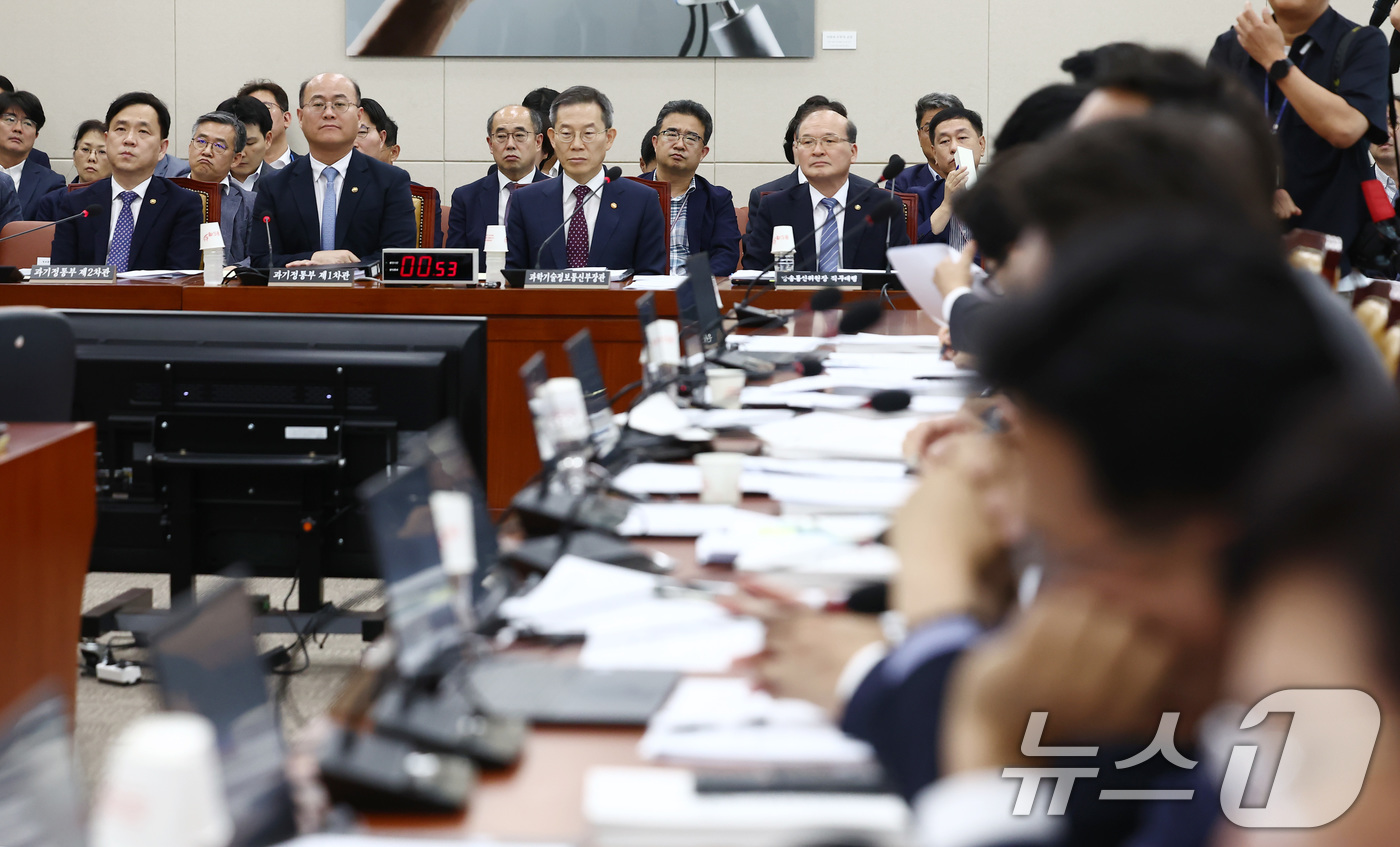 (서울=뉴스1) 김민지 기자 = 이종호 과학기술정보통신부 장관이 16일 서울 여의도 국회에서 열린 과학기술정보방송통신위원회 전체회의에 출석, 생각에 잠겨있다.왼쪽부터 강도현 과기정 …