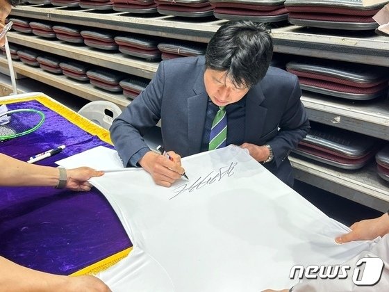 본문 이미지 -  4월 20일 서울 송파구 잠실실내체육관에서 열린 제8회 서울특별시장기 배드민턴대회 개막식이 끝난 후 사인회를 진행 중인 하 소장. ⓒ News1 문대현 기자