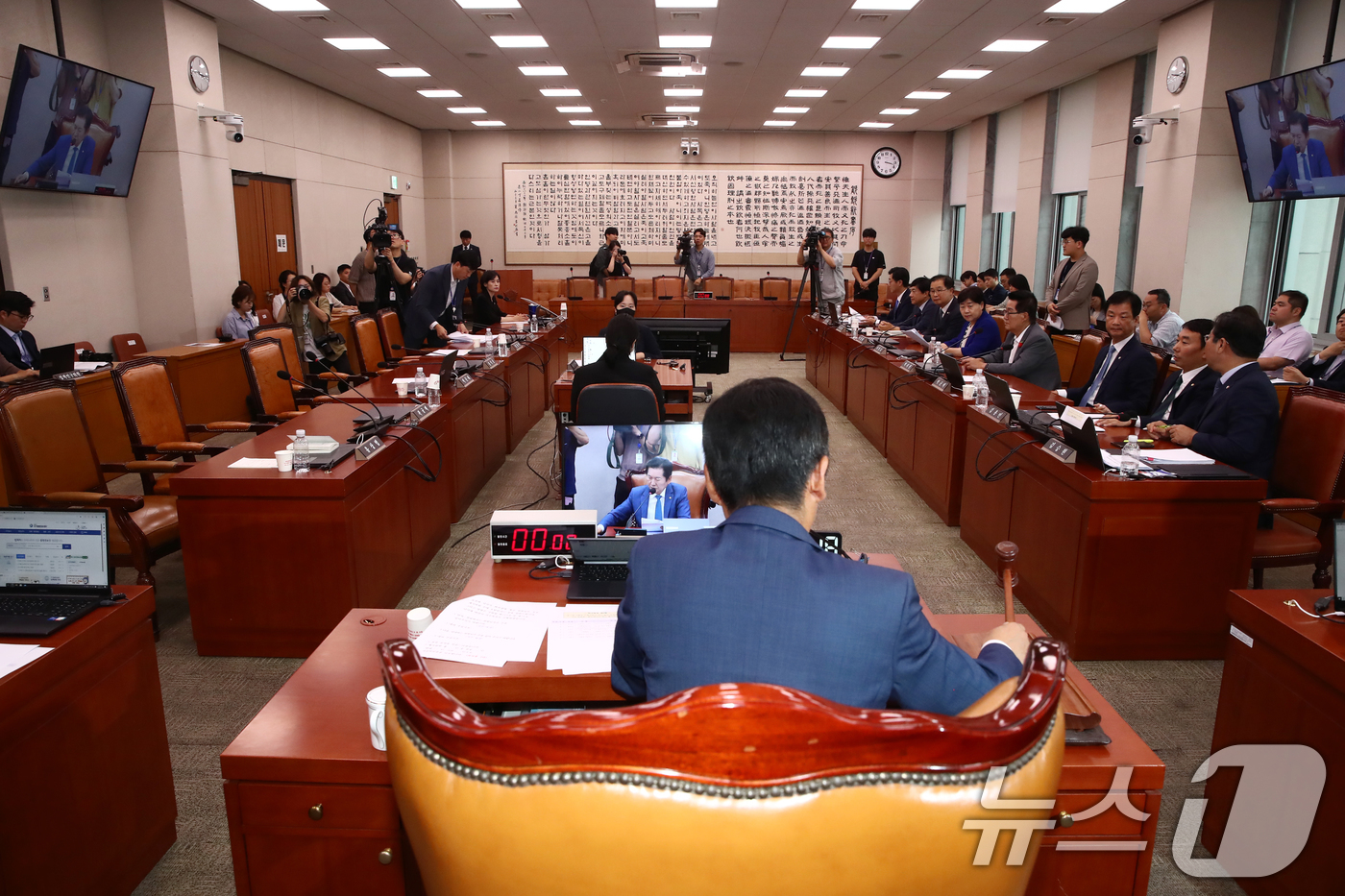 (서울=뉴스1) 이광호 기자 = 정청래 국회 법사위원장이 16일 오후 서울 여의도 국회에서 열린 법제사법위원회 전체회의에서 윤석열 대통령 탄핵소추안 즉각 발의 요청에 관한 청원 관 …