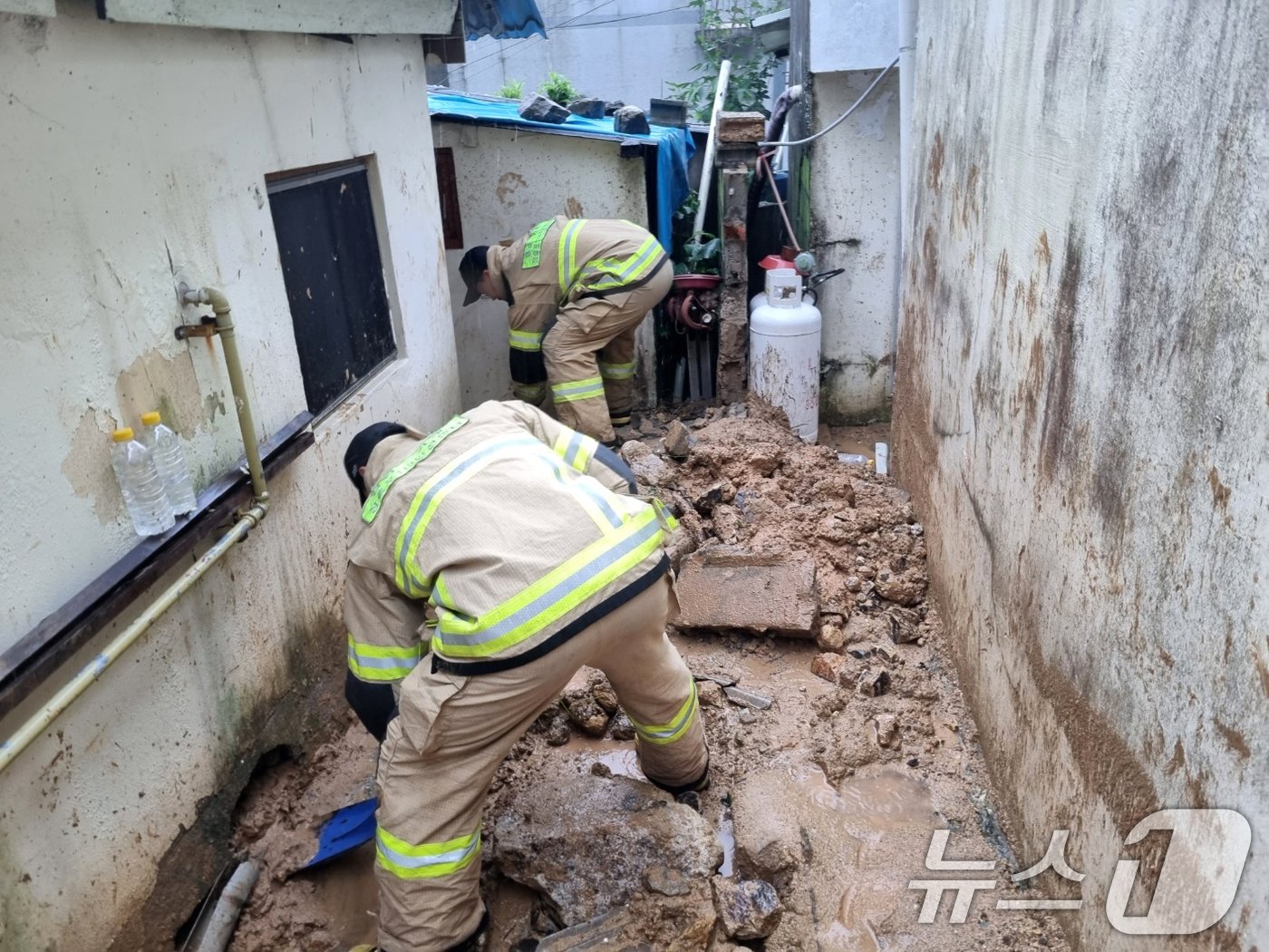 본문 이미지 - 16일 오전 경남 거제시 장승포동의 한 건물이 호우로 침수돼 소방대원들이 안전조치를 취하고 있다. (경남소방본부 제공) 2024.7.16/뉴스1 ⓒ News1 윤일지 기자