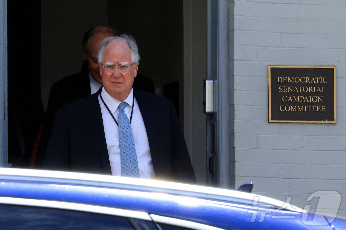 본문 이미지 - 마이크 도닐런 미국 백악관 선임고문이 11일(현지시간) 워싱턴DC 국회의사당에서 민주당 상원의원들과 만난 뒤 민주당 상원 선거대책위원회 사무실 뒷문을 나서는 모습. 2024.07.11. ⓒ 로이터=뉴스1 ⓒ News1 김성식 기자