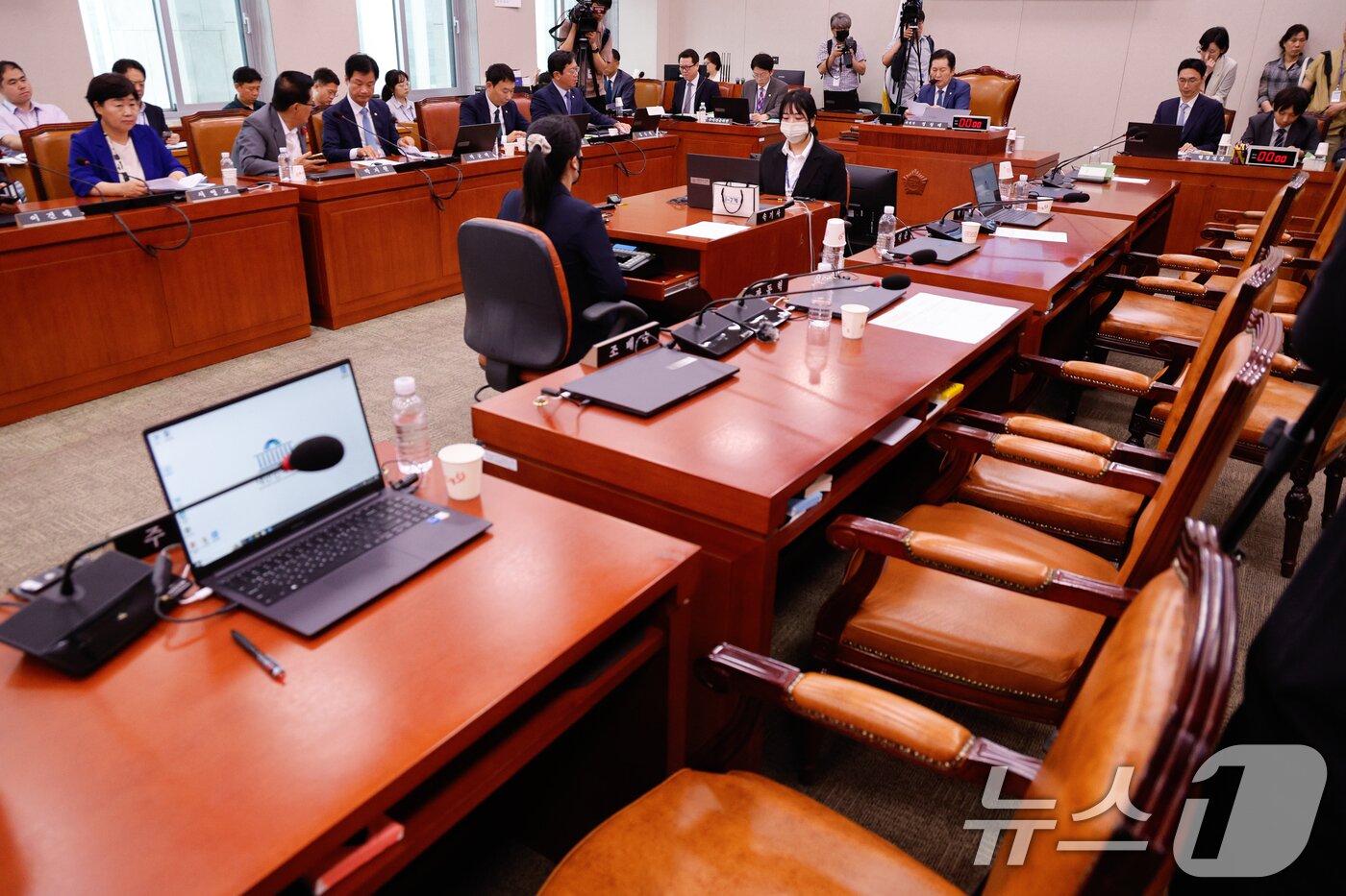 본문 이미지 - 정청래 국회 법제사법위원회 위원장이 16일 오후 서울 여의도 국회에서 열린 제416회국회&#40;임시회&#41; 법사위 2차 전체회의에서 국민의힘 의원들 퇴장 속에 &#39;윤석열 대통령 탄핵소추안 즉각 발의 요청에 관한 청원 관련 청문회 증인·참고인 추가 출석 요구의 건&#39;을 통과시키고 있다. 2024.7.16/뉴스1 ⓒ News1 안은나 기자