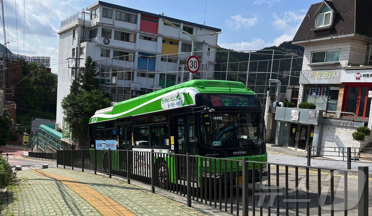 16일 오전 상명사대부속초등학교 앞 어린이보호구역을 지나는 서울 시내버스 7016번. 2024.7.16