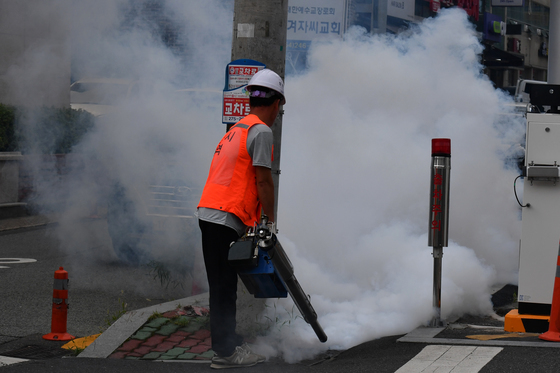 포항남구보건소 "모기 유충부터 잡는다"…장비 총동원 방역 나서