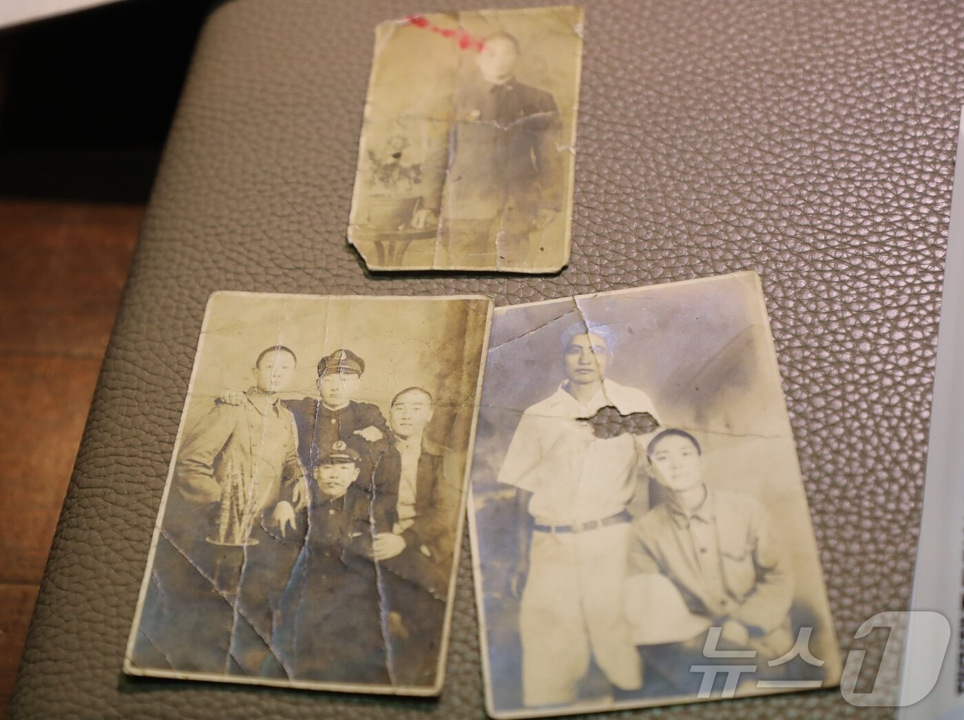 본문 이미지 - 제주4·3 유족 이한진씨의 가족사진. 이씨는 16일 오후 제주 제주4·3평화공원 대강당에서 열린 제23회 제주4·3 증언본풀이 마당에서 가족사를 이야기했다.2024.7.16/뉴스1 ⓒ News1 홍수영 기자