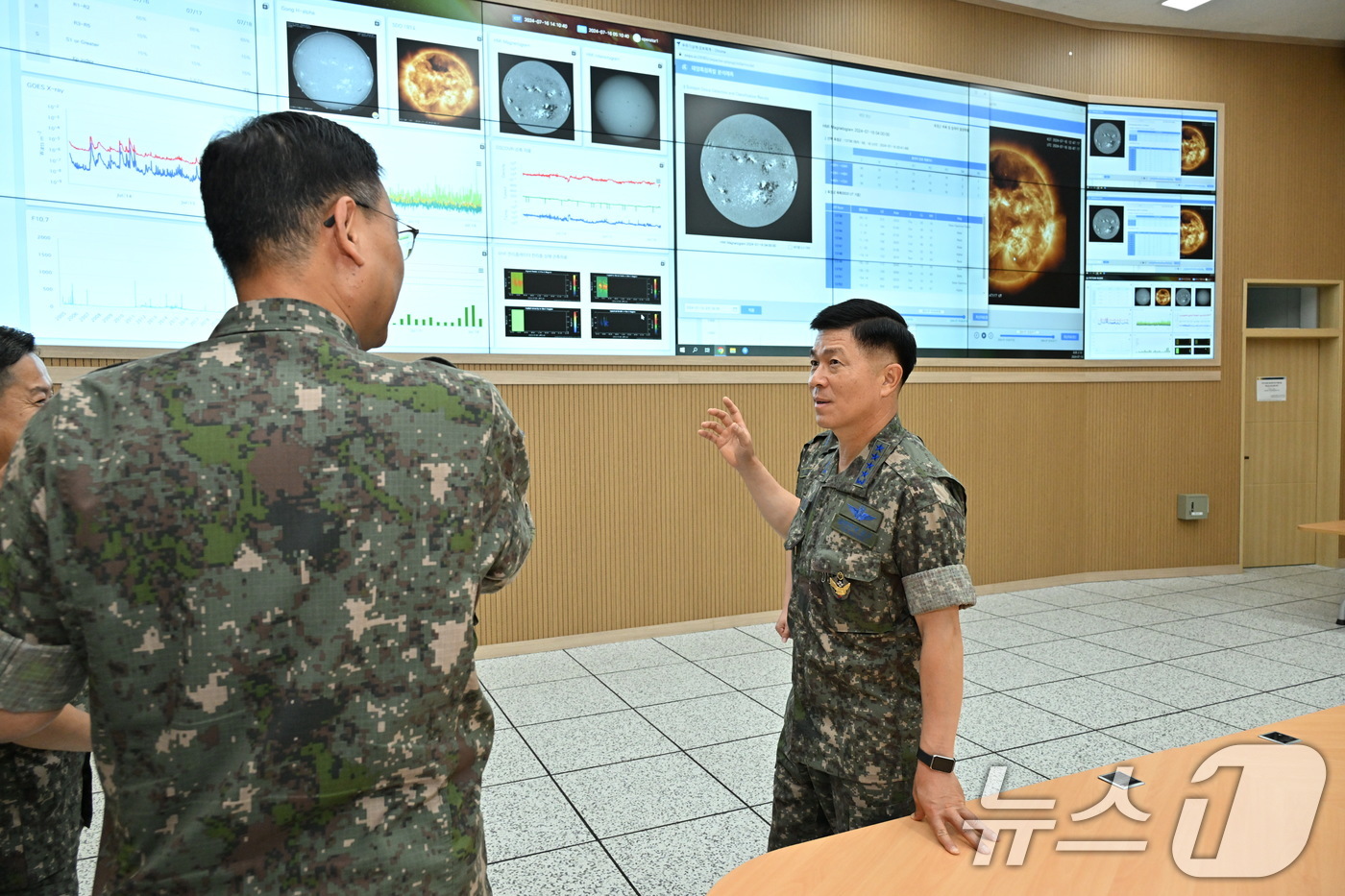 (서울=뉴스1) = 공군은 이영수 공군참모총장이 16일 공군기상단과 우주기상대에서 작전지원태세와 장마철 대비태세를 점검했다고 밝혔다.이 참모총장이  우주기상 관측 및 예보현황에 대 …