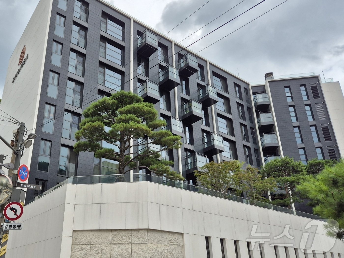 본문 이미지 - 강남구 논현동에 위치한 하이엔드 아파트, &#39;브라이튼 N40&#39; 전경. 2024.7.16/뉴스1 ⓒ News1 조유리 기자