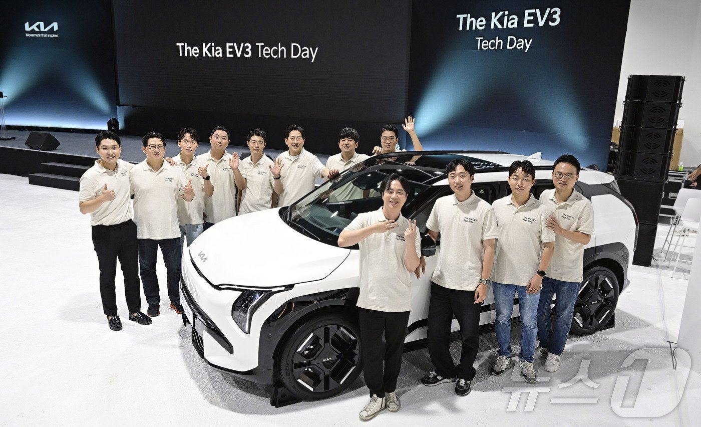 본문 이미지 - 더 기아 EV3 테크 데이에서 발표를 진행한 EV3 개발 담당 연구원들이 함께 기념 촬영을 하는 모습.(기아 제공)