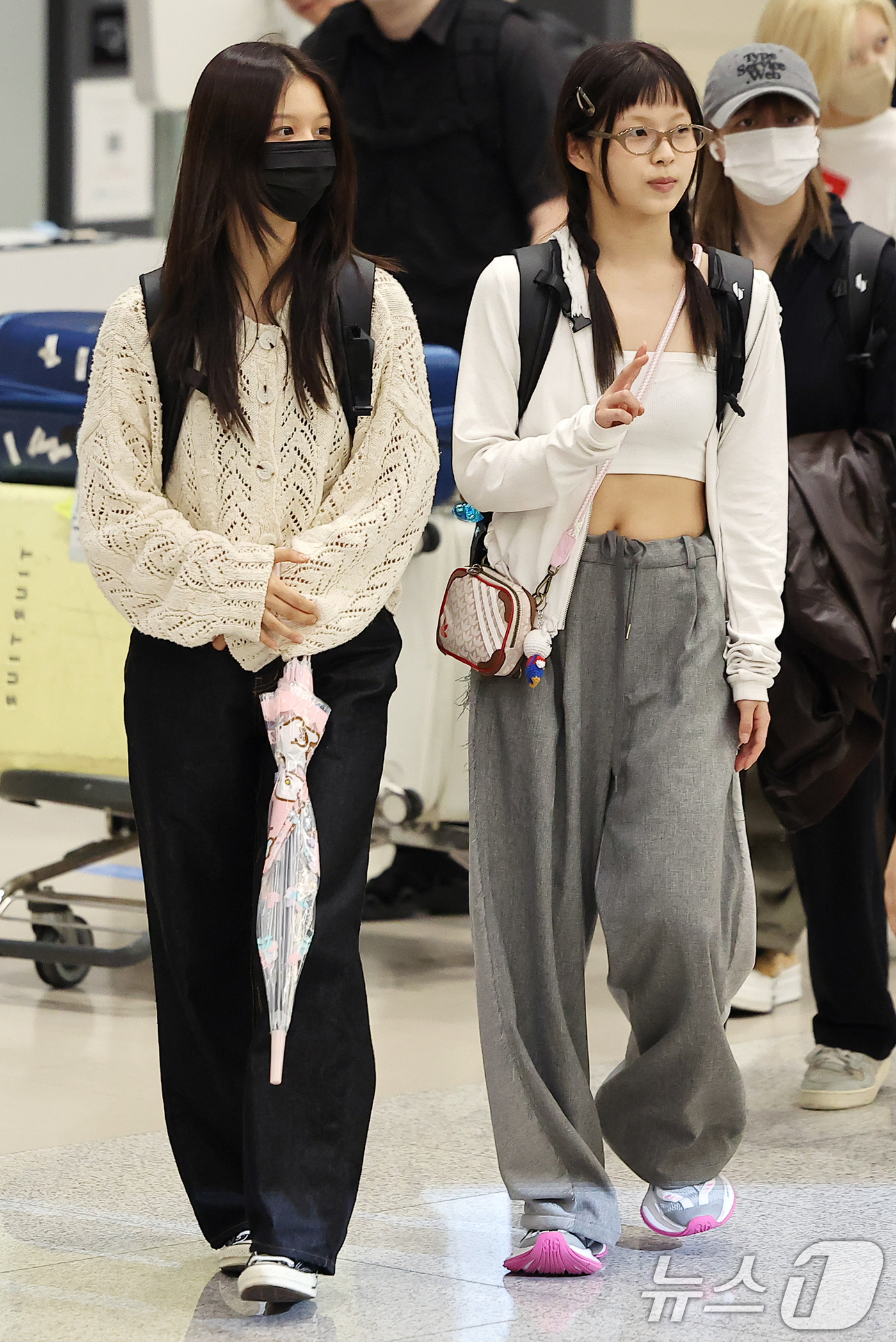(인천공항=뉴스1) 김진환 기자 = 걸그룹 엔믹스 설윤과 규진이 해외 일정을 마치고 16일 오후 인천국제공항 제2터미널을 통해 입국하고 있다. 2024.7.16/뉴스1