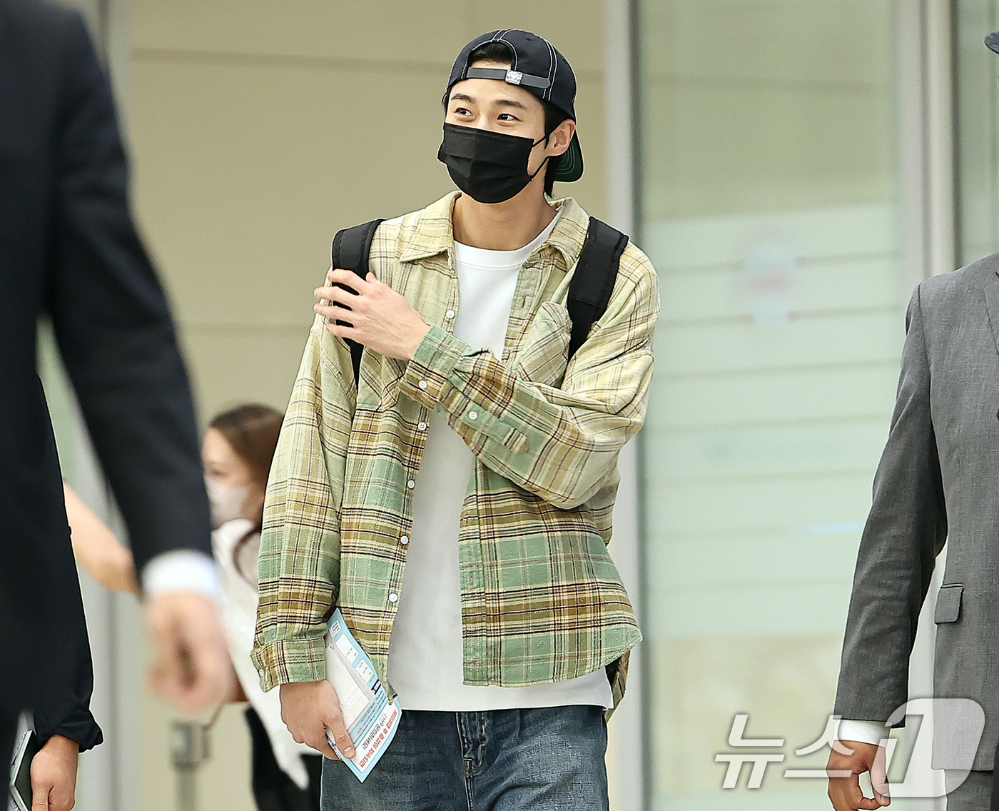 (인천공항=뉴스1) 김진환 기자 = 과잉 경호 논란에 휩싸인 배우 변우석이 홍콩에서 열린 아시아 팬미팅 일정을 마치고 16일 오후 인천국제공항 제2터미널을 통해 입국하고 있다.변우 …