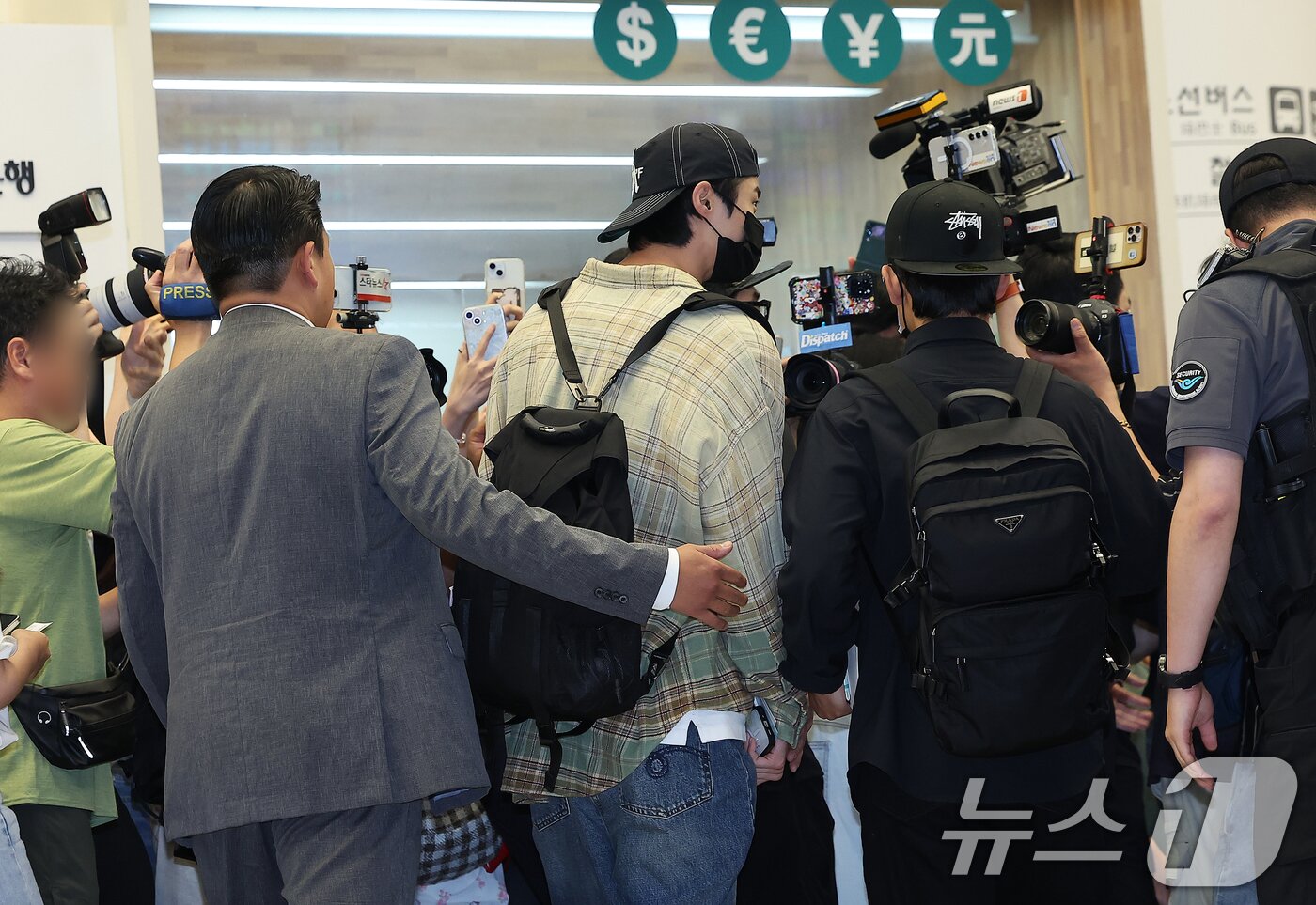 본문 이미지 - 과잉 경호 논란에 휩싸인 배우 변우석이 홍콩에서 열린 아시아 팬미팅 일정을 마치고 인천국제공항 제2터미널을 통해 입국하고 있다. 뉴스1 ⓒ News1 김진환 기자