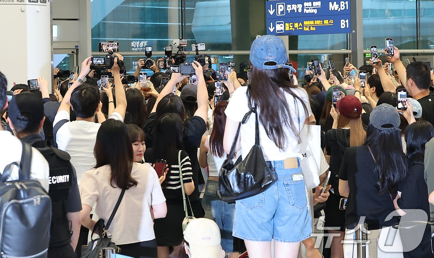 과잉 경호 논란에 휩싸인 배우 변우석이 홍콩에서 열린 아시아 팬미팅 일정을 마치고 16일 오후 인천국제공항 제2터미널을 통해 입국하고 있다. 변우석의 경호업체는 지난 12일 공항 라운지를 이용하는 다른 이용객에게 강한 플래시를 쏘고 이용객 일부에게 여권 제시를 요구하며 과잉 경호를 해 공항 이용객들에게 불편을 샀다. 이에 변우석의 소속사와 경호업체는 사과했지만, 인천국제공항 측이 사전 협의가 없이 진행됐다는 입장을 전해 다시 논란이 확산했다. 2024.7.16/뉴스1 ⓒ News1 김진환 기자