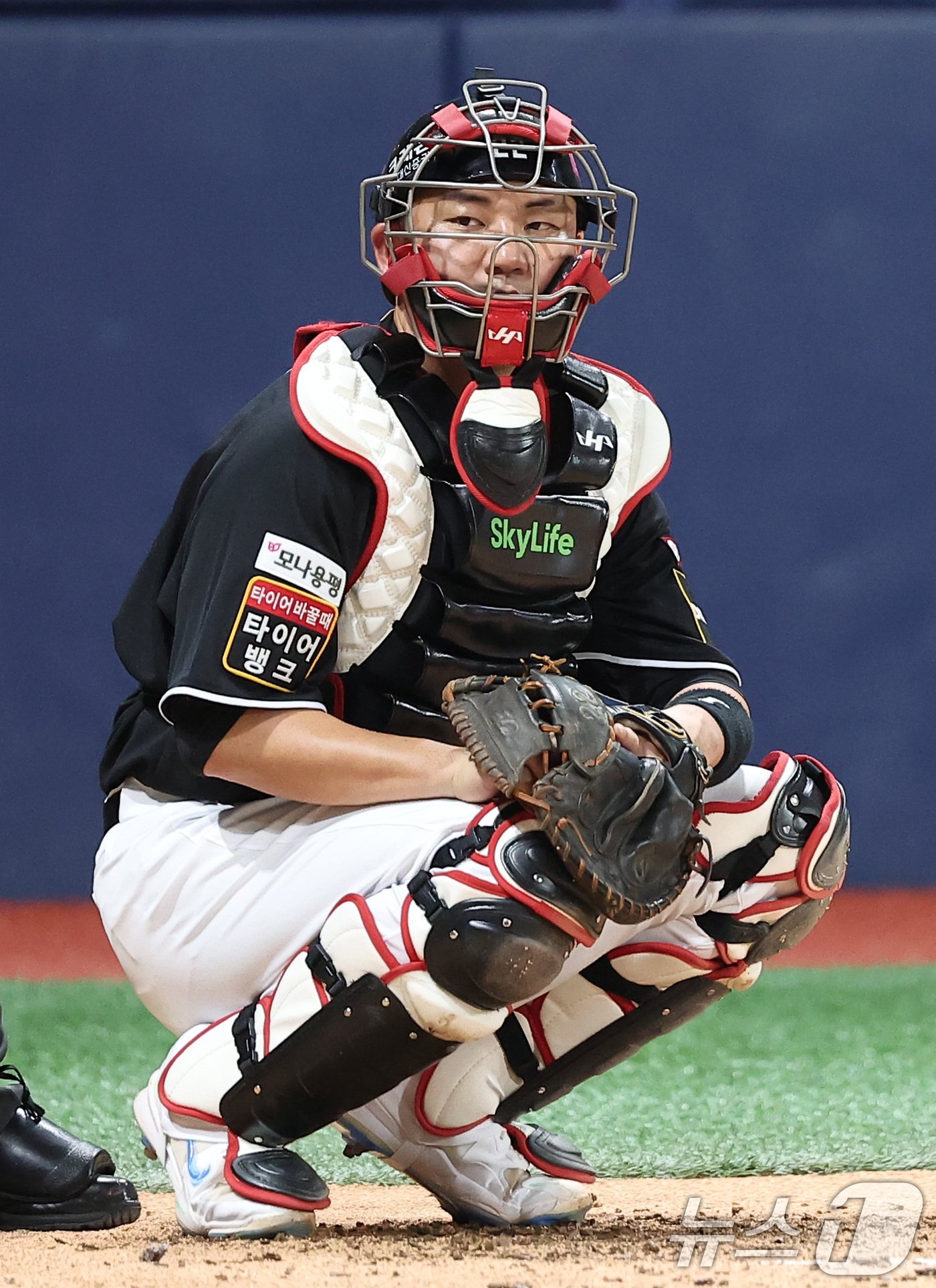 본문 이미지 - 16일 서울 구로구 고척스카이돔에서 열린 '2024 신한은행 SOL뱅크 KBO리그' kt 위즈와 키움 히어로즈의 경기, kt 포수 장성우가 3회말 피치컴을 통해 선발 벤자민에게 사인을 보내고 있다. 2024.7.16/뉴스1 ⓒ News1 김성진 기자