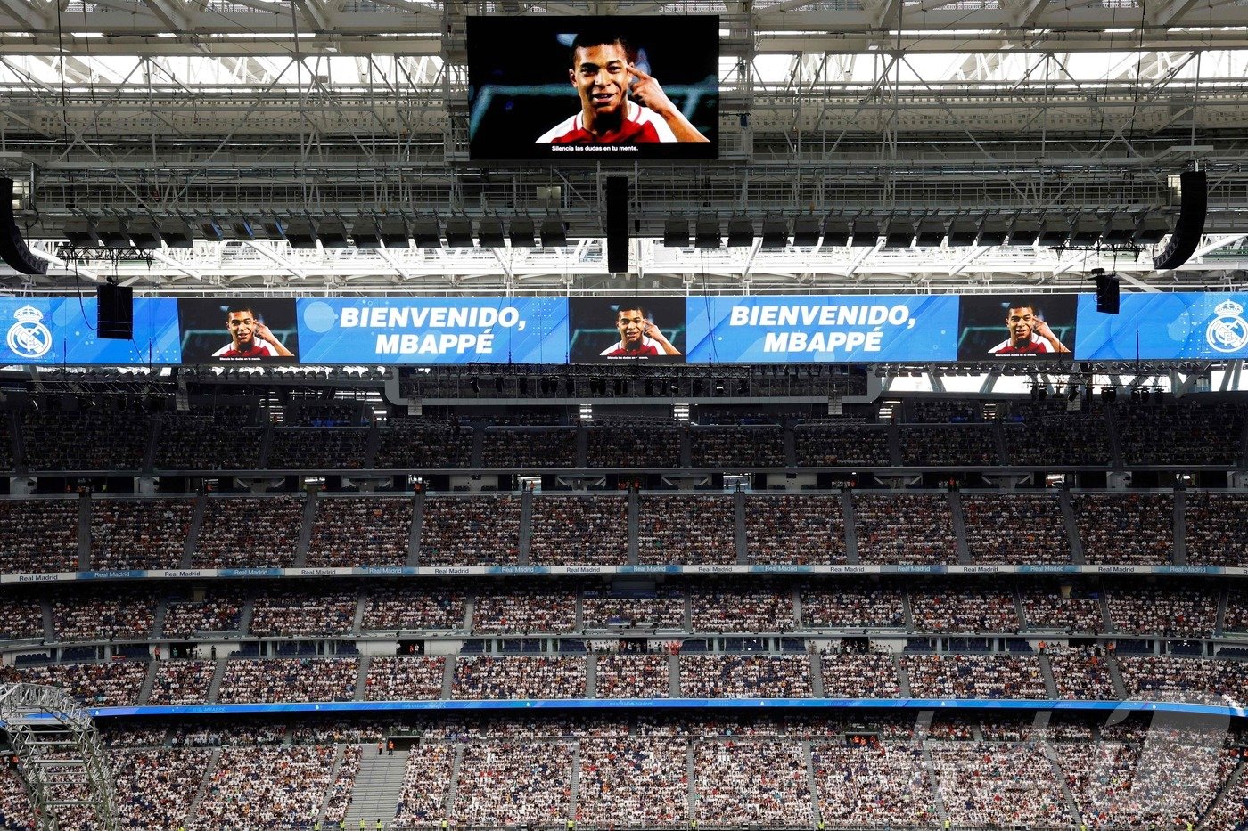 본문 이미지 - 16일 음바페의 입단식을 보기 위해 산티아고 베르나베우를 꽉 채운 관중. ⓒ AFP=뉴스1