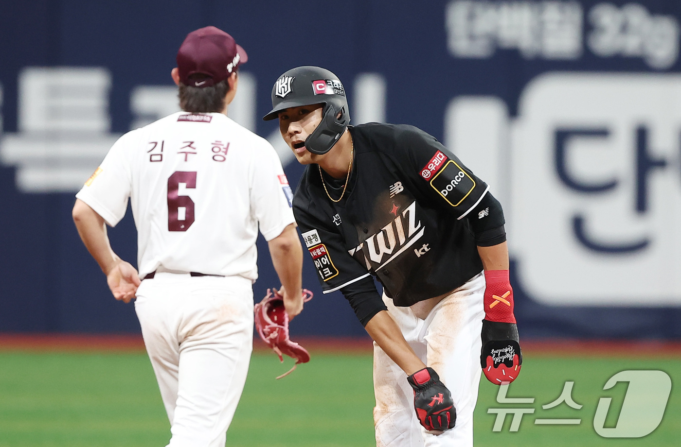 (서울=뉴스1) 김성진 기자 = 16일 서울 구로구 고척스카이돔에서 열린 '2024 신한은행 SOL뱅크 KBO리그'  kt 위즈와 키움 히어로즈의 경기, kt 심우준이 8회초 2사 …