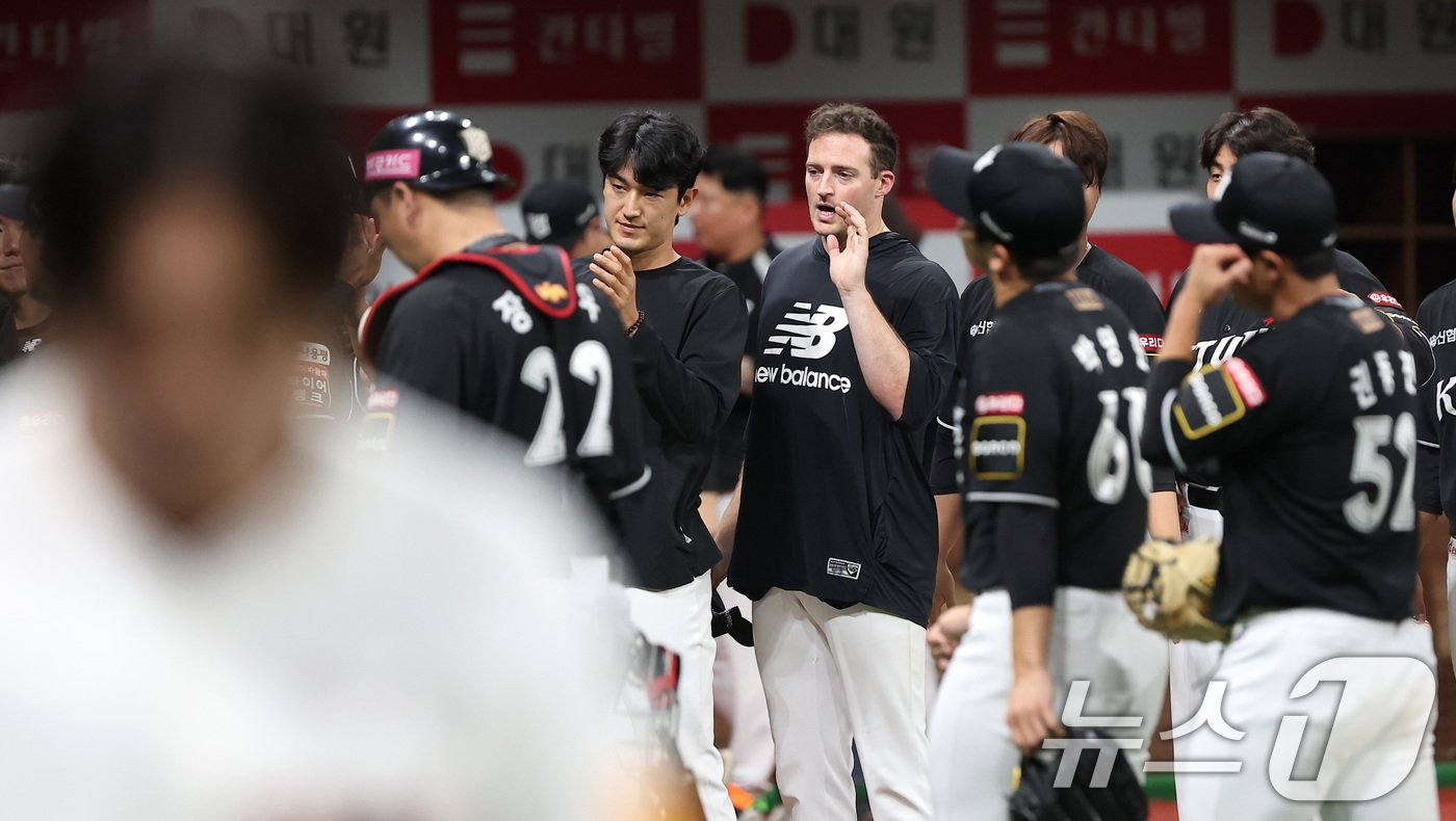 본문 이미지 - 16일 서울 구로구 고척스카이돔에서 열린 '2024 신한은행 SOL뱅크 KBO리그' kt 위즈와 키움 히어로즈의 경기에서 4-3으로 승리한 kt 벤자민이 선수들과 하이파이브를 하고 있다. 2024.7.16/뉴스1 ⓒ News1 김성진 기자