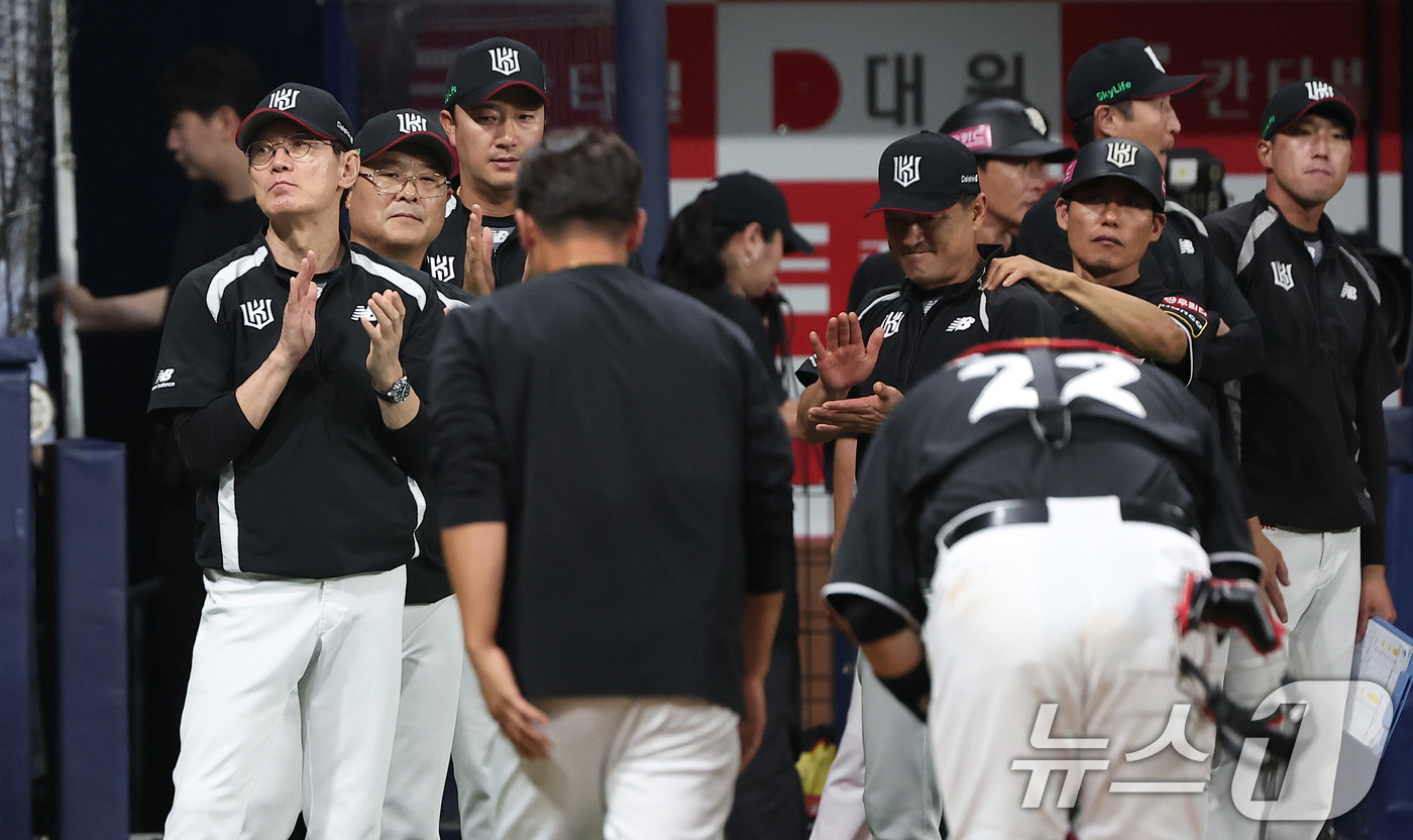 (서울=뉴스1) 김성진 기자 = 16일 서울 구로구 고척스카이돔에서 열린 '2024 신한은행 SOL뱅크 KBO리그'  kt 위즈와 키움 히어로즈의 경기에서 4-3으로 승리한 kt …