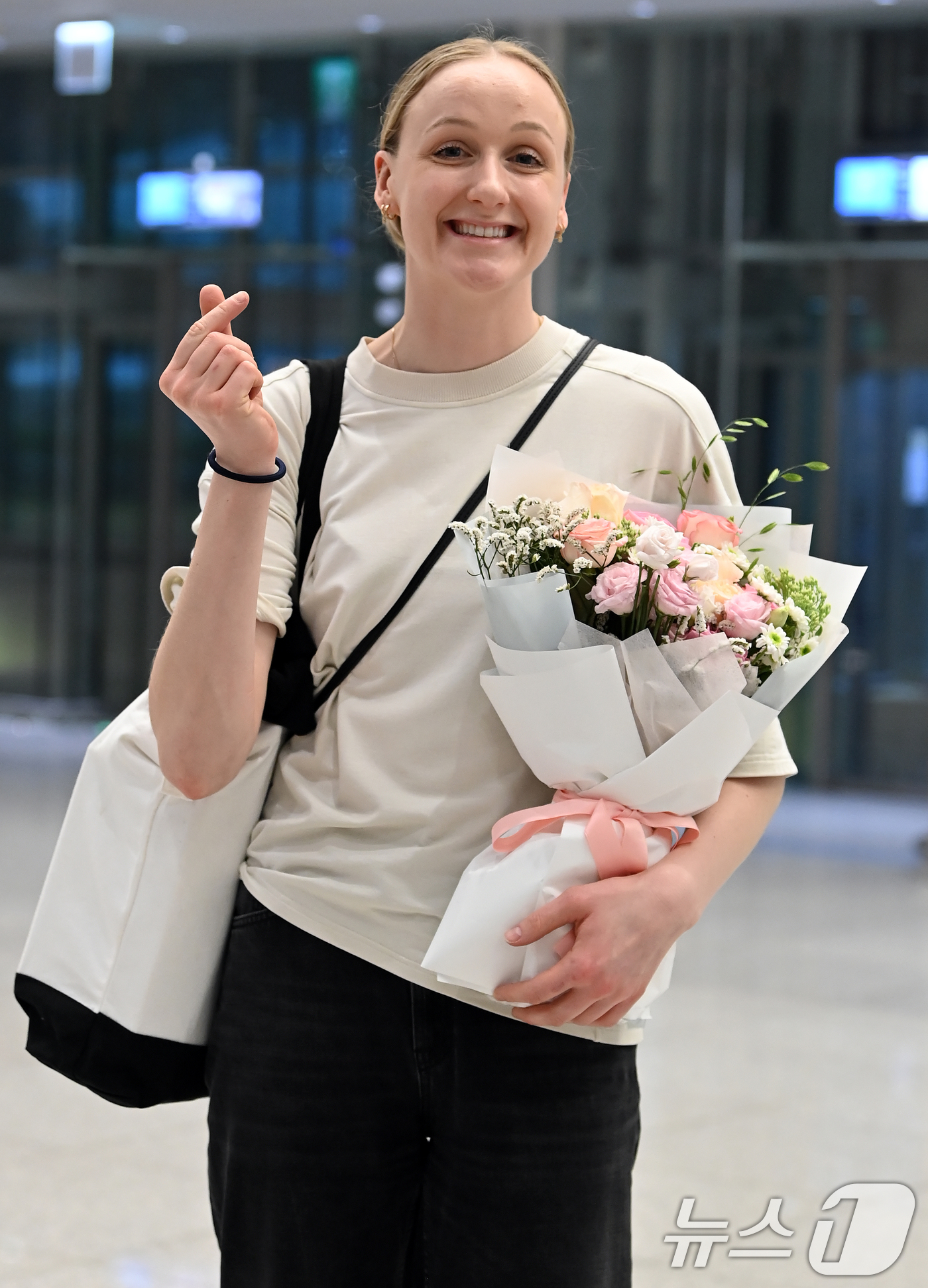 (인천공항=뉴스1) 김진환 기자 = 여자 배구 GS칼텍스 새 외국인 선수인 스테파니 와일러가 16일 오후 인천국제공항을 통해 입국해 취재진 앞에서 포즈를 취하고 있다. 2024.7 …