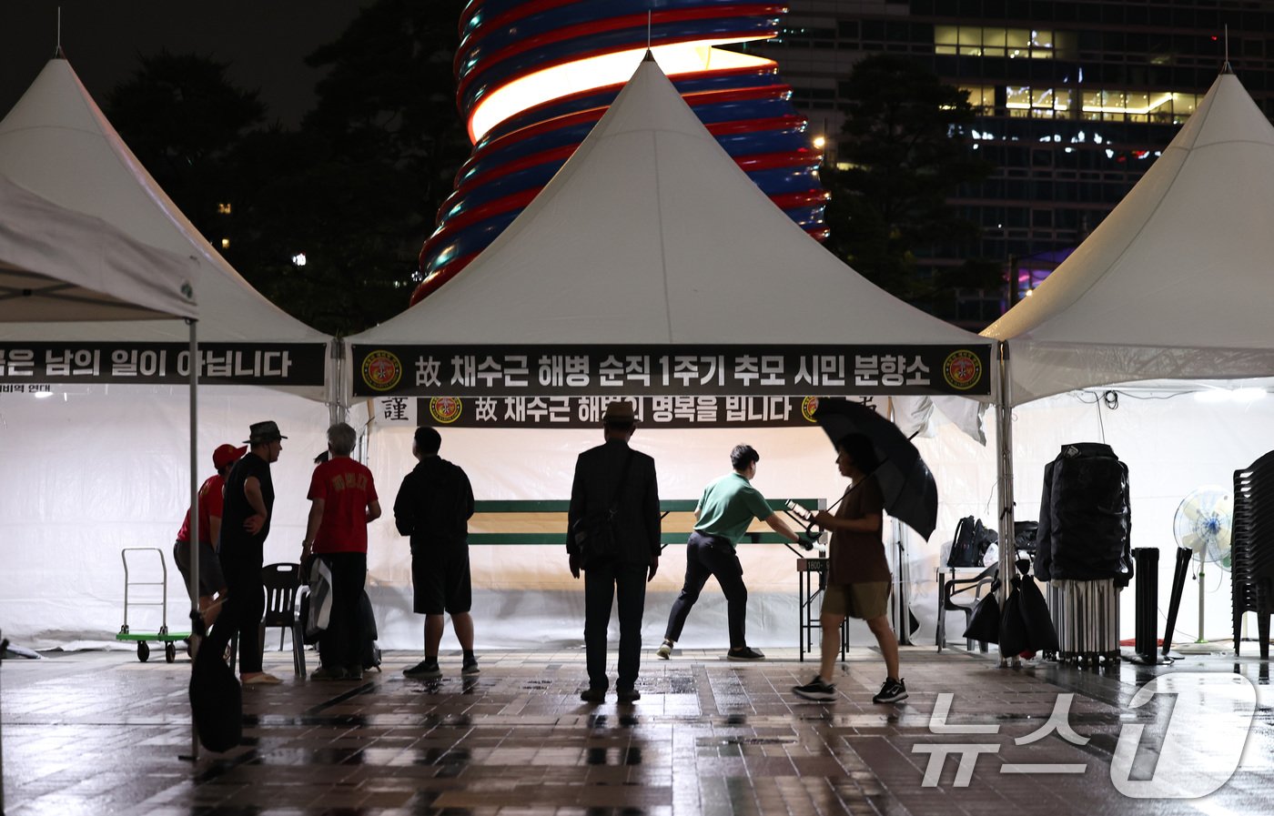 본문 이미지 - 해병대예비역연대 회원들이 16일 밤 서울 청계광장에 해병대 채상병 1주기 시민 분향소를 설치하고 있다. 분향소는 오는 19일까지 운영된다. 2024.7.16/뉴스1 ⓒ News1 구윤성 기자