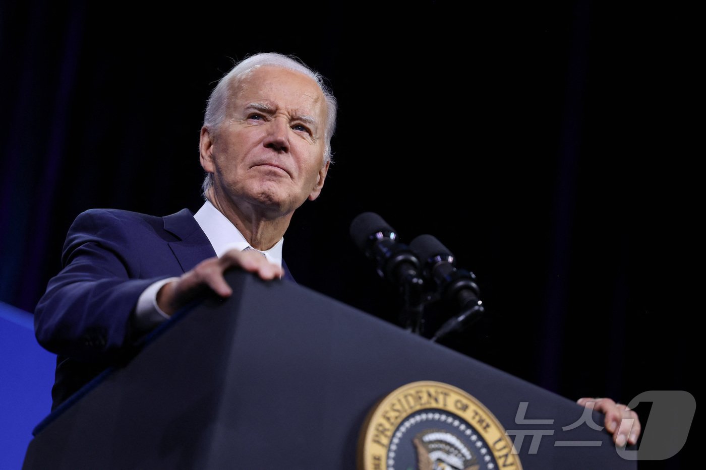 본문 이미지 - 16일(현지시간) 미국 라스베가스 네바다에서 조 바이든 대통령이 미 흑인인권단체(NAACP) 집회에서 연설 단상에 서 있다. 2024.07.16/ ⓒ 로이터=뉴스1 ⓒ News1 권진영 기자