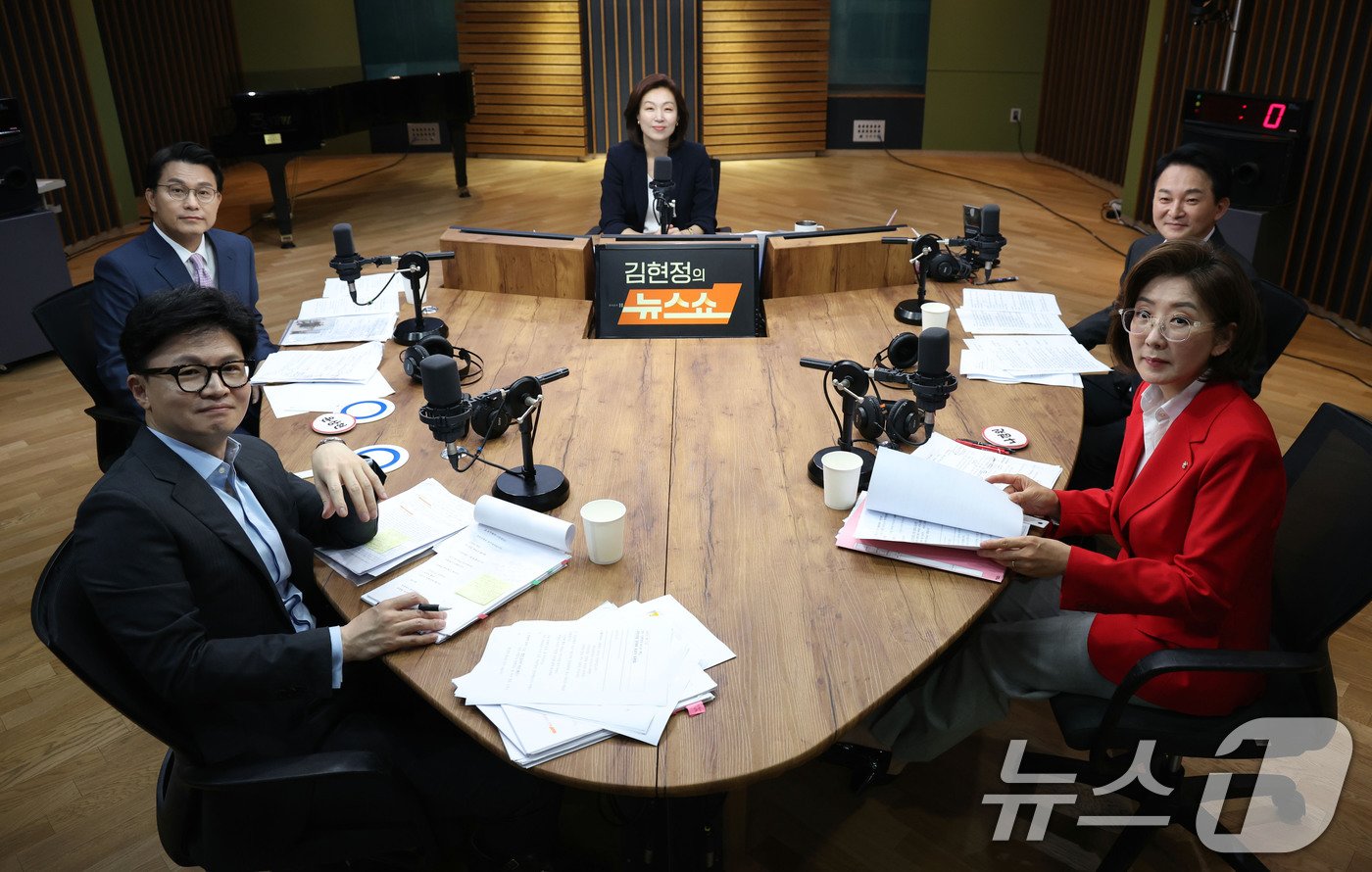 본문 이미지 - 한동훈, 윤상현, 원희룡, 나경원 국민의힘 당대표 후보가 17일 오전 서울 양천구 CBS 사옥에서 ‘CBS 김현정의 뉴스쇼 특집’ 국민의힘 당대표 후보자 토론회 준비를 하고 있다. 2024.7.17/뉴스1 ⓒ News1 국회사진취재단