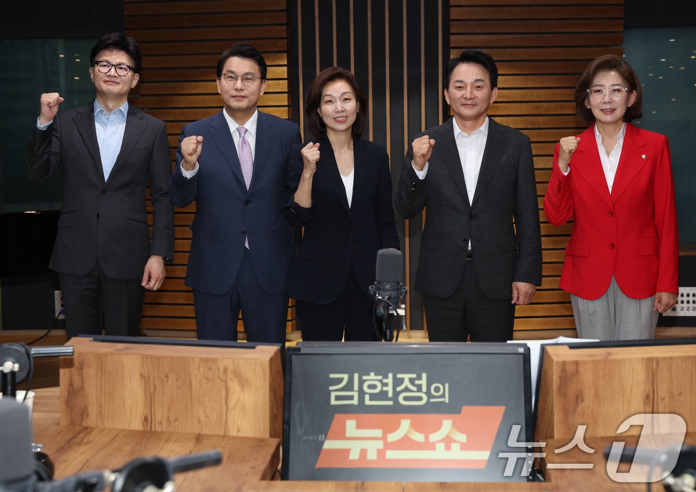 본문 이미지 - 한동훈, 윤상현, 원희룡, 나경원 국민의힘 당대표 후보가 17일 오전 서울 양천구 CBS 사옥에서 열린 ‘CBS 김현정의 뉴스쇼 특집’ 국민의힘 당대표 후보자 토론회에 참석해 김현정 앵커(가운데)와 기념촬영을 하고 있다. 2024.7.17/뉴스1 ⓒ News1 국회사진취재단