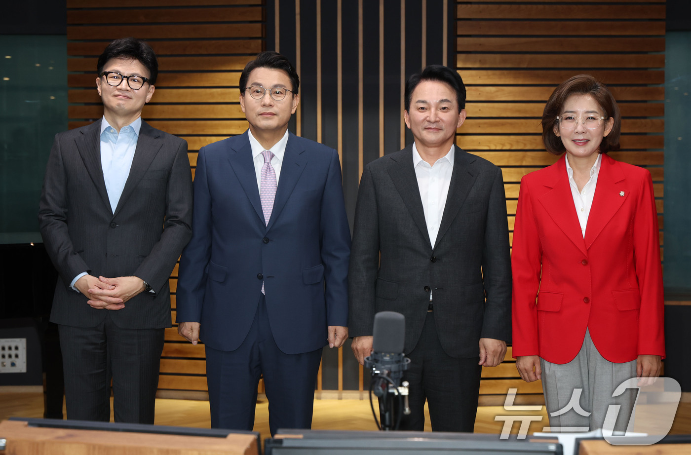 (서울=뉴스1) 국회사진취재단 = 한동훈(왼쪽부터), 윤상현, 원희룡, 나경원 국민의힘 당대표 후보가 17일 오전 서울 양천구 CBS 사옥에서 열린 ‘CBS 김현정의 뉴스쇼 특집’ …