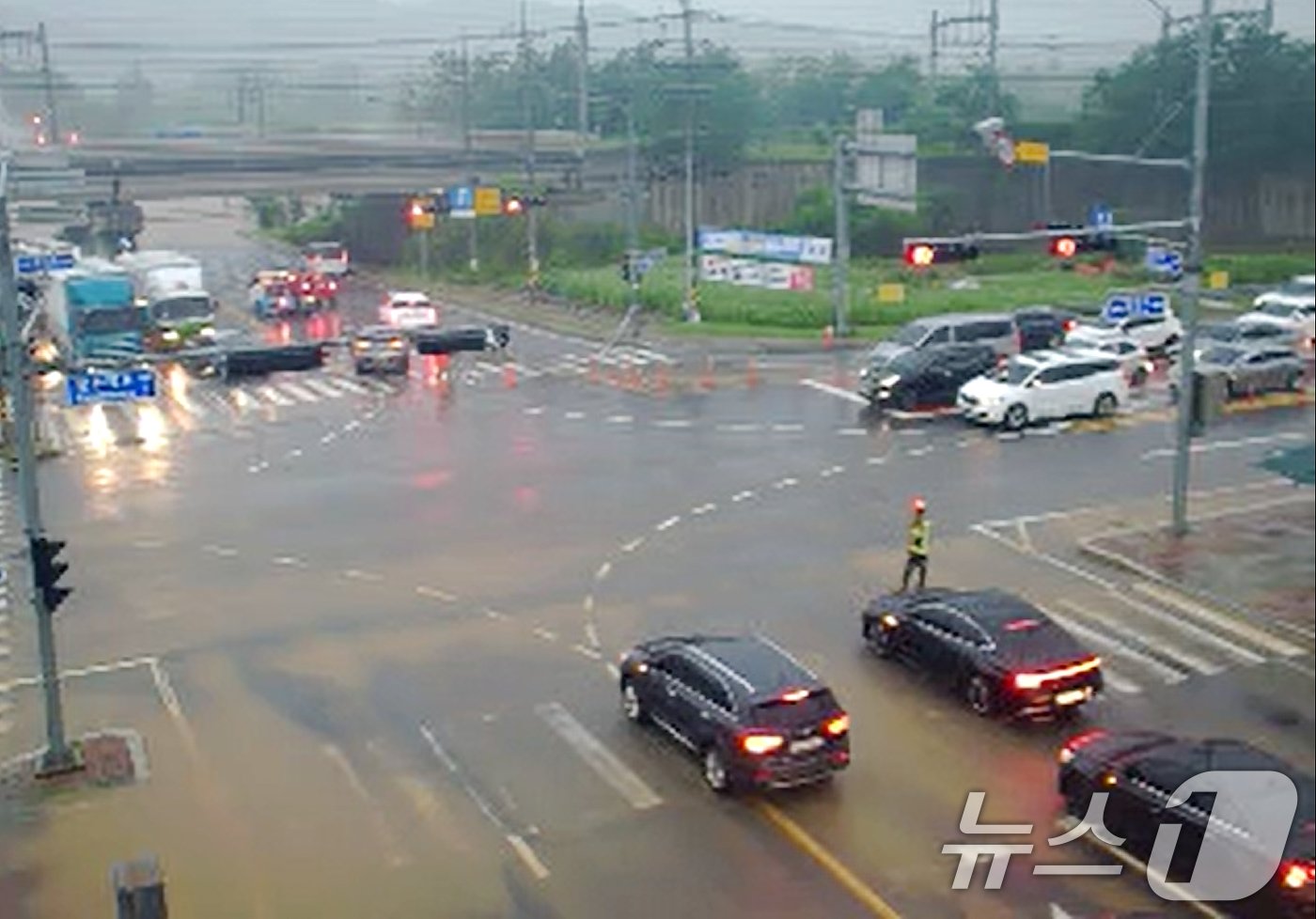 본문 이미지 - 17일 오전 호우경보가 내려진 경기도 파주시 파주읍 통일공원 폐쇄회로 화면을 통해 바라본 교차로에 물이 고여 있다.&#40;cctv 캡처&#41; 2024.7.17/뉴스1