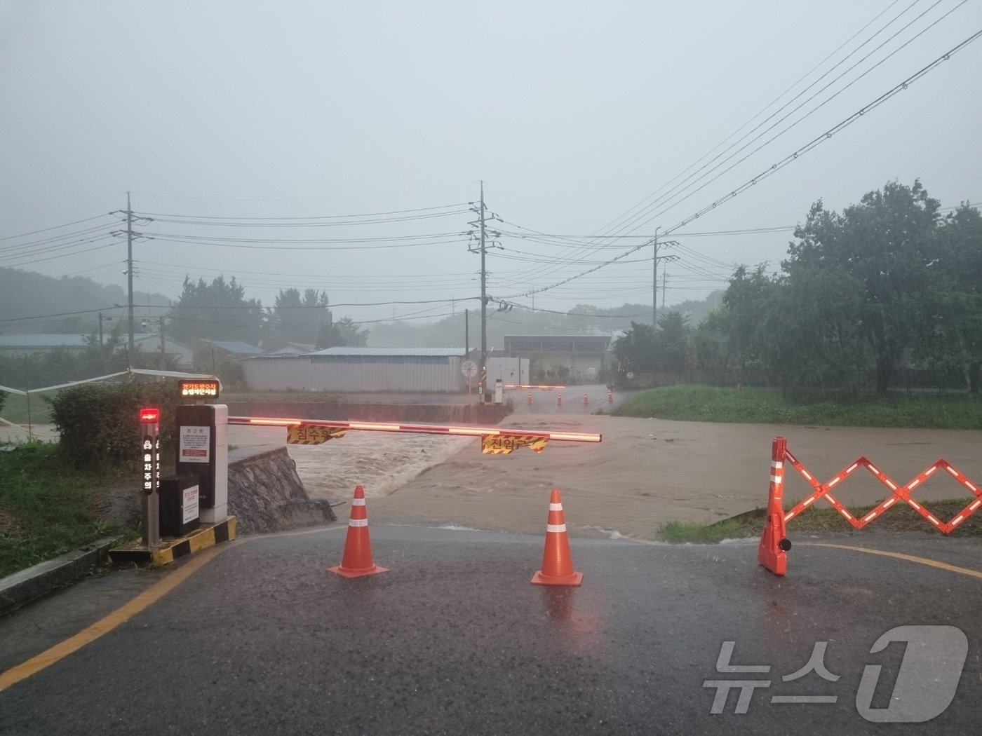 17일 오전 7시 35분께 경기 양주시 남면 신산다리가 전날부터 내린 비로 하천이 불어나자 통제됐다. 현재 양주 지역엔 호우경보가 내려진 상태다.&#40;경기도북부소방재난본부 제공&#41;2024.07.17/뉴스1 ⓒ News1 양희문 기자